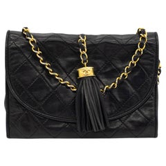 Chanel Schwarze gesteppte Lammfell-Ledertasche mit Quaste und 24KT-Hardware, 1991