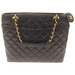 Chanel Schwarze Tragetasche aus gestepptem Lammfell und Leder