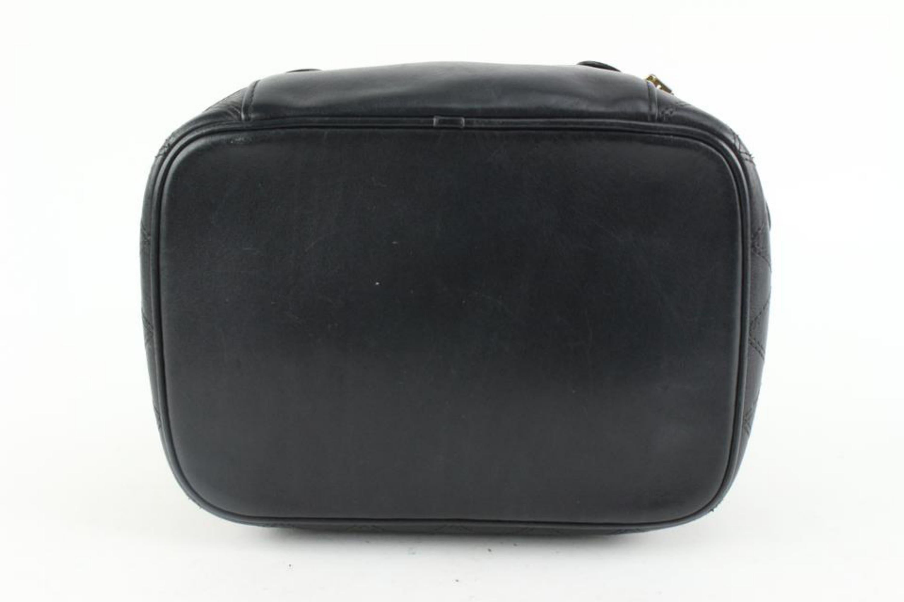 Chanel Black Quilted Lambskin Leather Vanity Case Make Up Pouch 1230c50 In Fair Condition For Sale In Dix hills, NY