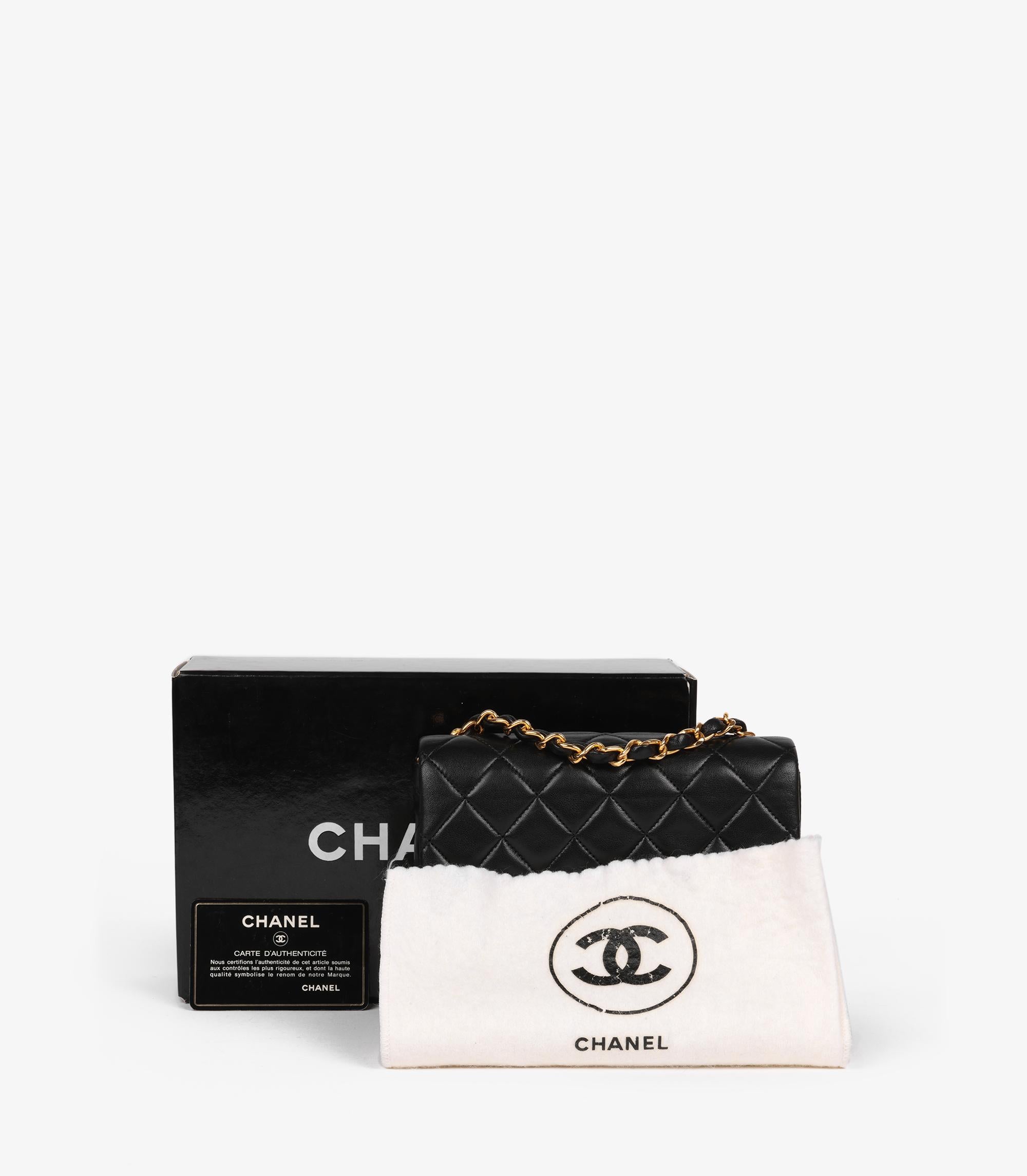 Chanel - Mini sac à rabat carré vintage en cuir d'agneau matelassé - noir en vente 5