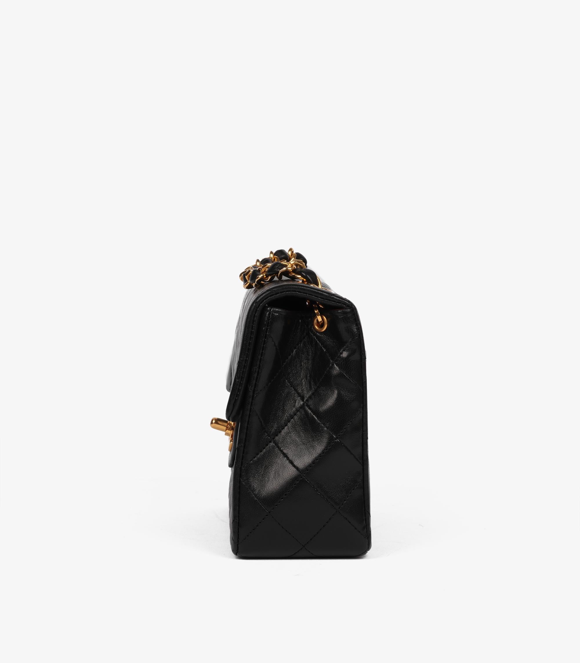 Chanel - Mini sac à rabat carré vintage en cuir d'agneau matelassé - noir Unisexe en vente