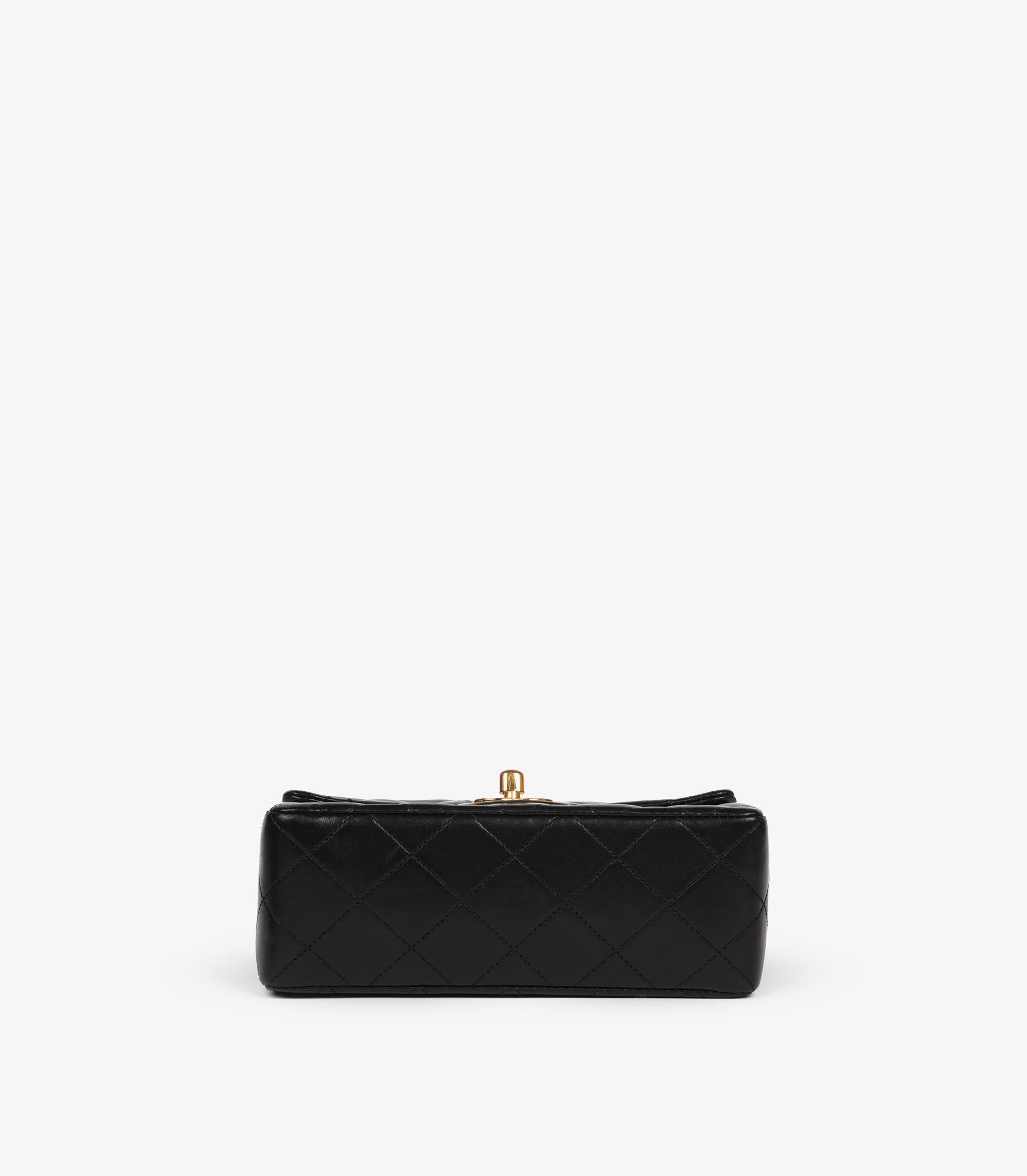 Chanel - Mini sac à rabat carré vintage en cuir d'agneau matelassé - noir en vente 1