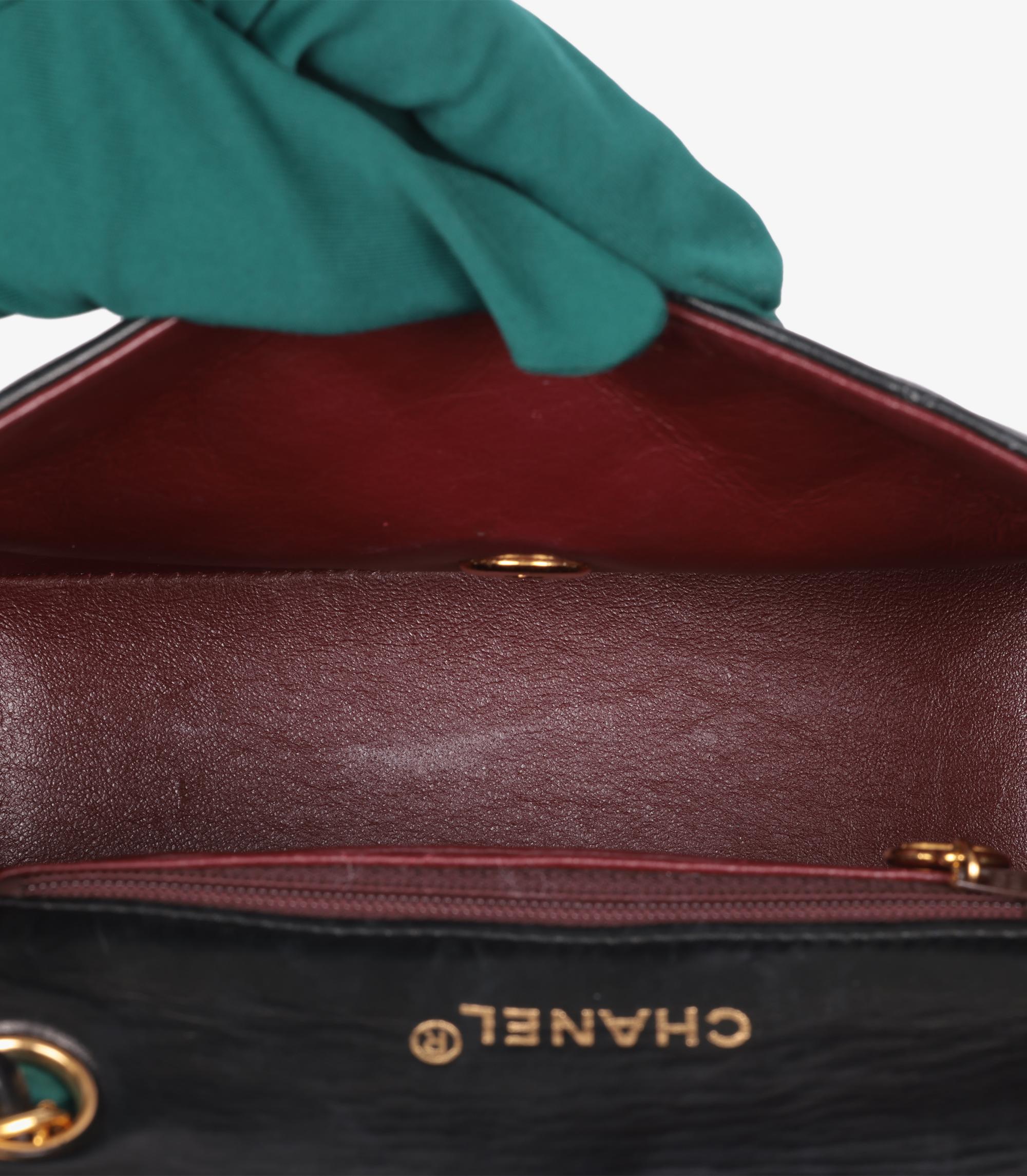 Chanel - Mini sac à rabat carré vintage en cuir d'agneau matelassé - noir en vente 2