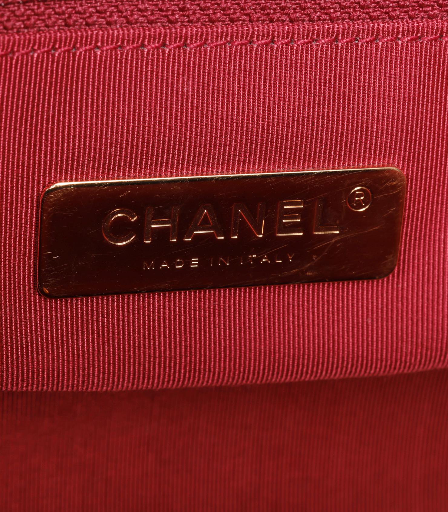 Chanel Black Quilted Lambskin Maxi 19 Flap Bag in vendita 6