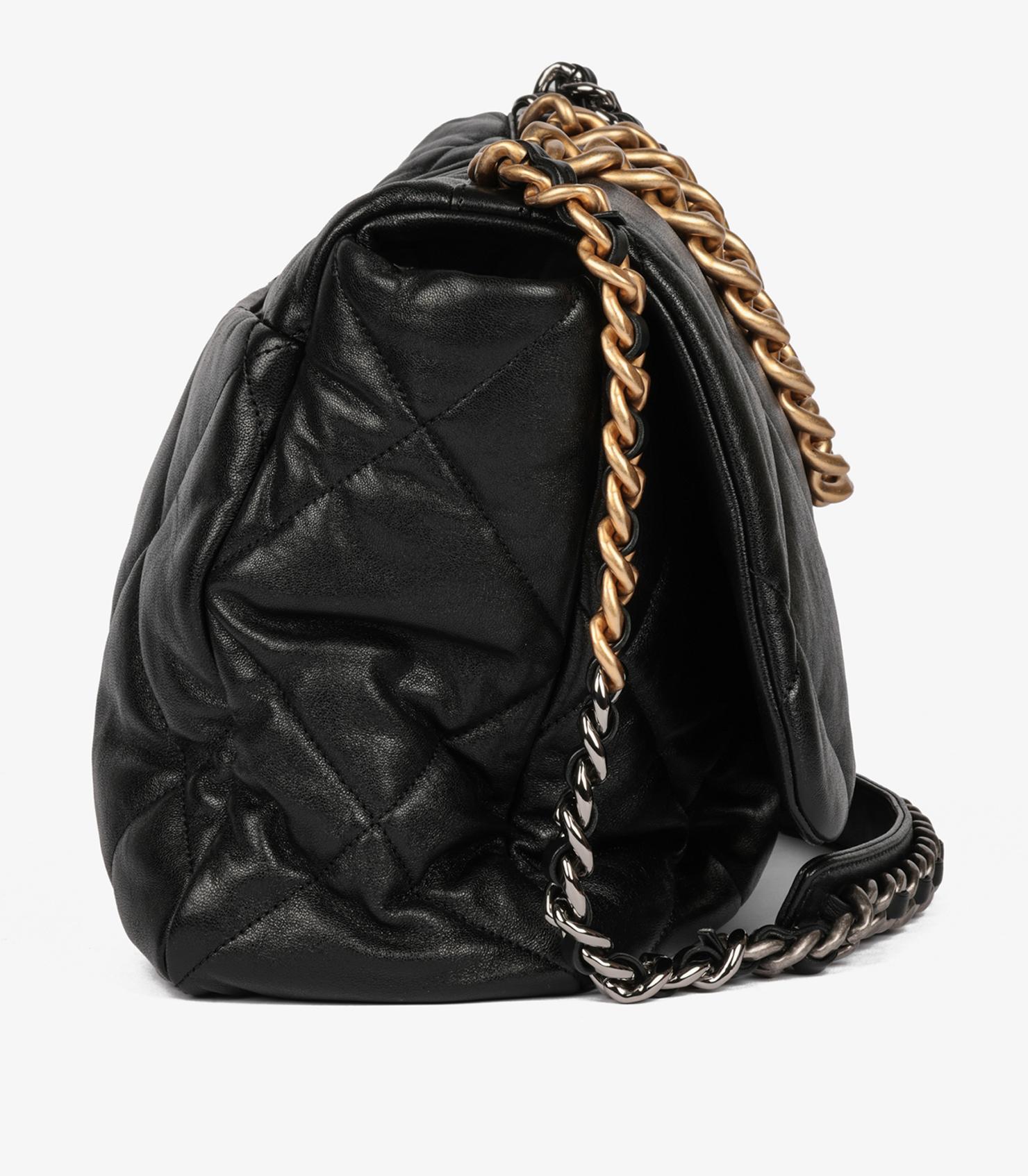Chanel Black Quilted Lambskin Maxi 19 Flap Bag In condizioni ottime in vendita a Bishop's Stortford, Hertfordshire
