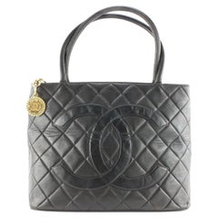 Chanel Tote in pelle d'agnello trapuntata nera con medaglione GHW 2C0424