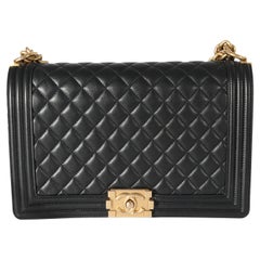 Chanel Schwarze gesteppte Lammfell-Tasche Medium Boy