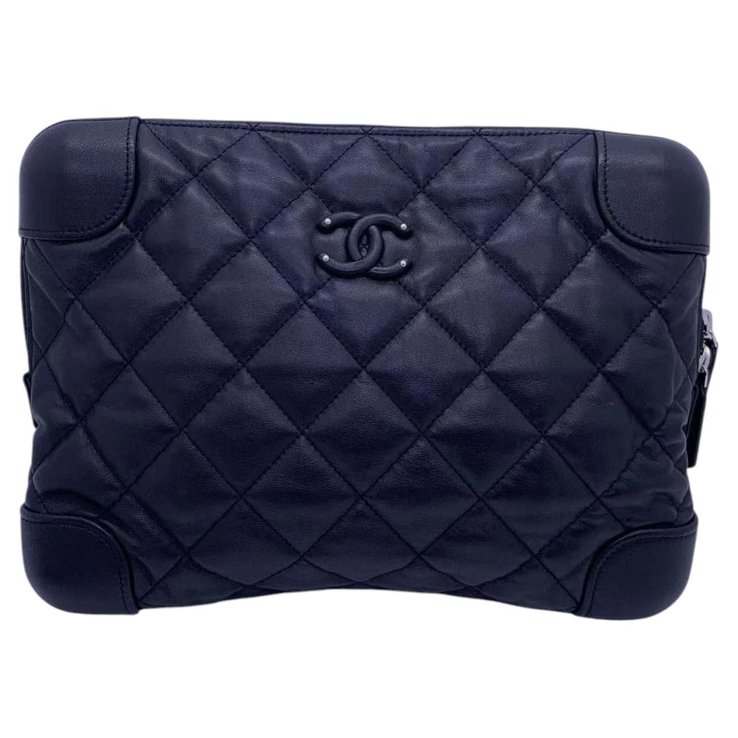 Pochette Chanel CC Classic Trunk in pelle di agnello trapuntata nera, misura media