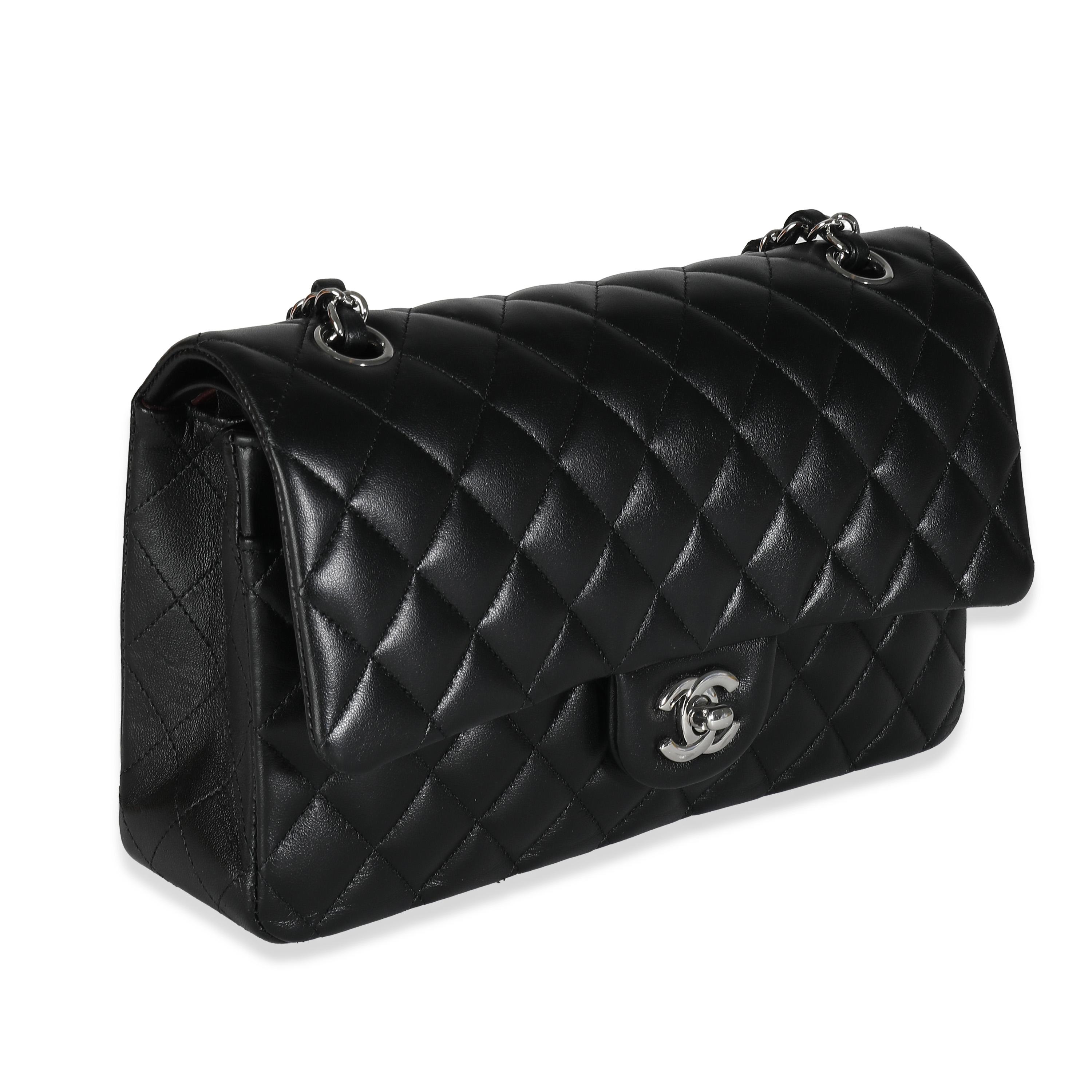 Auflistung Titel: Chanel Schwarzes gestepptes Lammfell Medium Classic Double Flap Tasche
SKU: 139222
MSRP: 10200.00 USD
Zustand: Gebraucht 
Beschreibung des Zustands: Die Überschlagtasche von Chanel ist ein zeitloser Klassiker, der nie aus der Mode