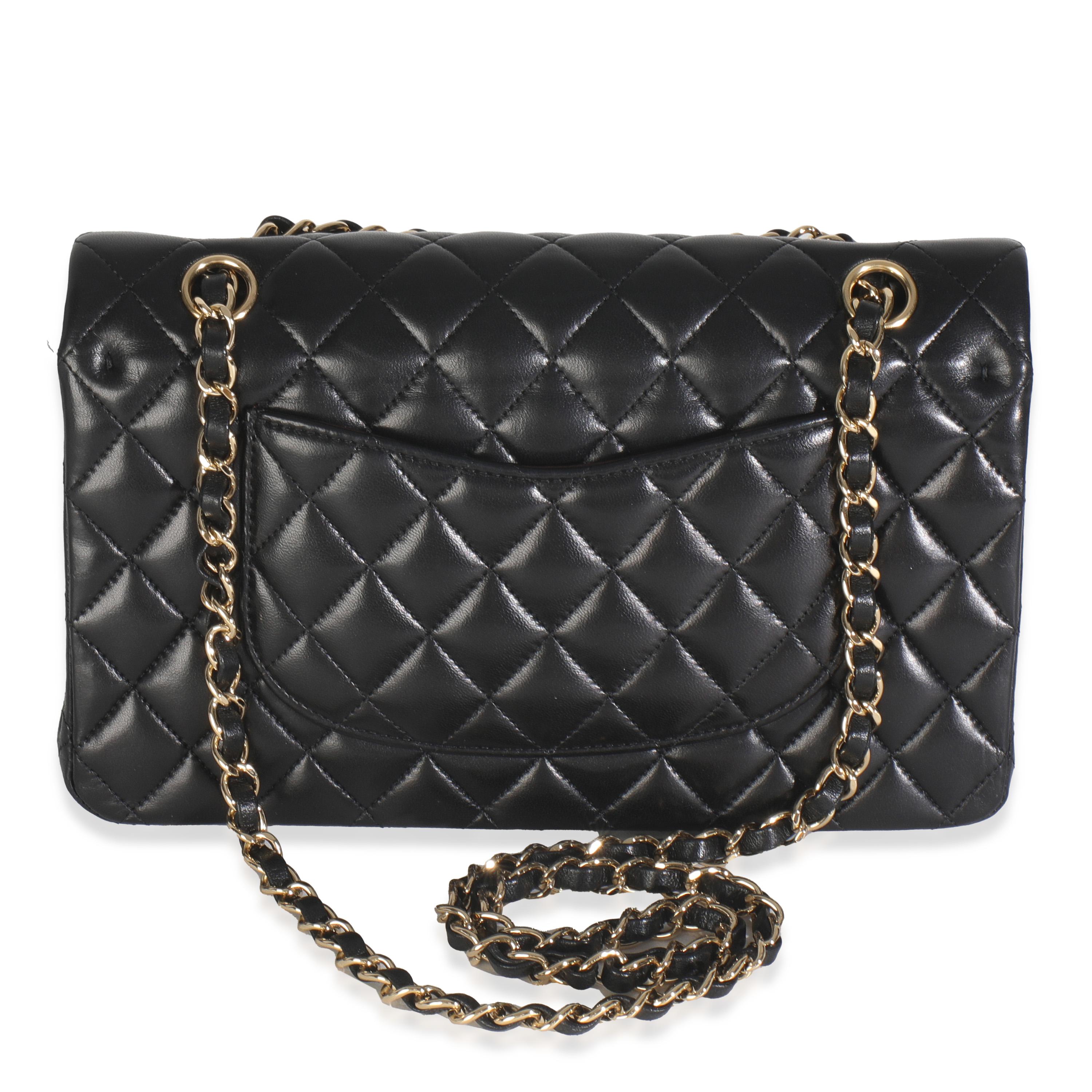 Titre du listing : Chanel Black Quilted Lambskin Medium Classic Double Flap Bag
SKU : 148853
MSRP : 11300.00 USD
Condit : Usagé 
Description de l'état : Un classique intemporel qui ne se démode jamais, le sac à rabat de Chanel date de 1955 et a