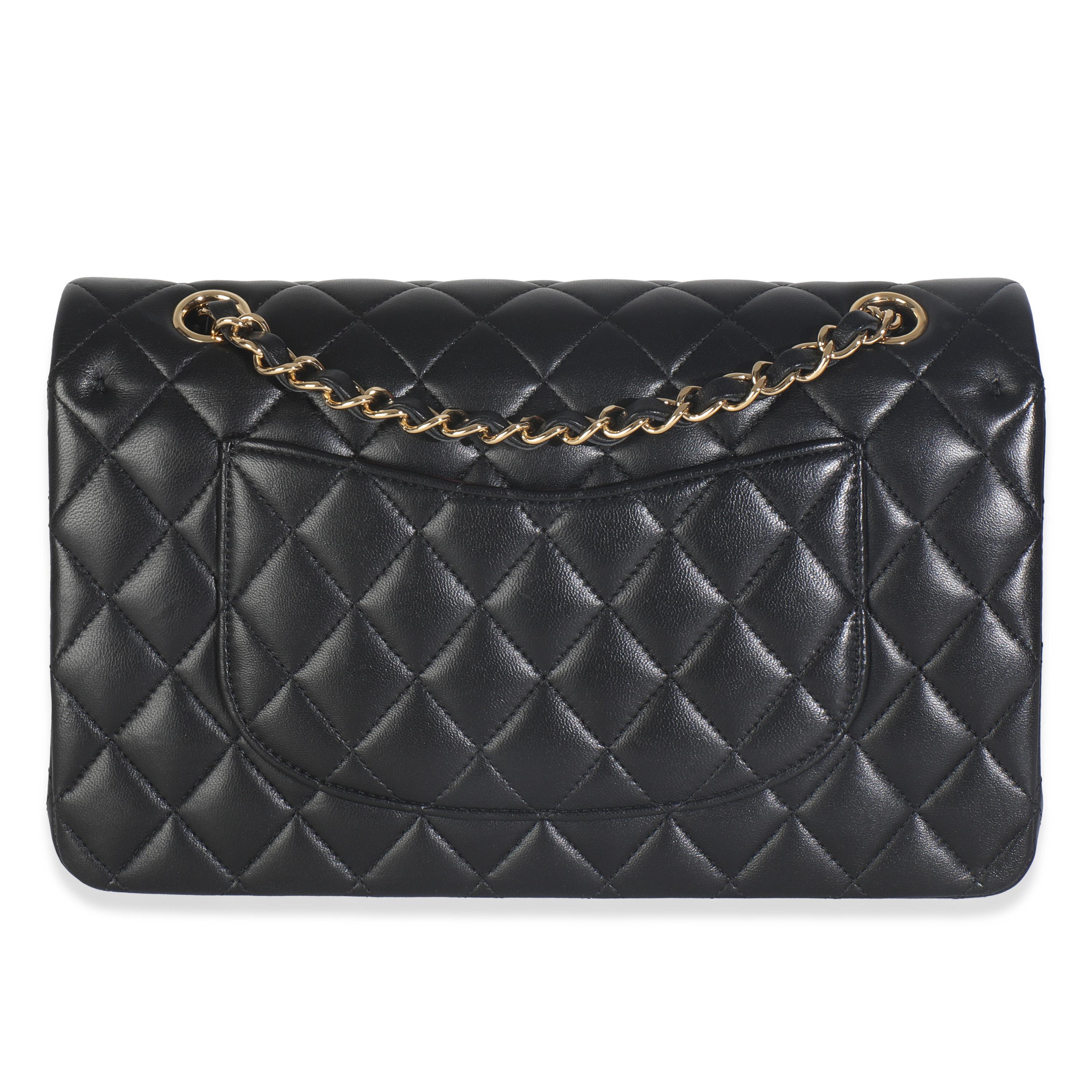 Auflistung Titel: Chanel Schwarzes gestepptes Lammfell Medium Classic Double Flap Tasche
SKU: 148970
MSRP: 11300.00 USD
Zustand: Gebraucht 
Beschreibung des Zustands: Die Überschlagtasche von Chanel ist ein zeitloser Klassiker, der nie aus der Mode