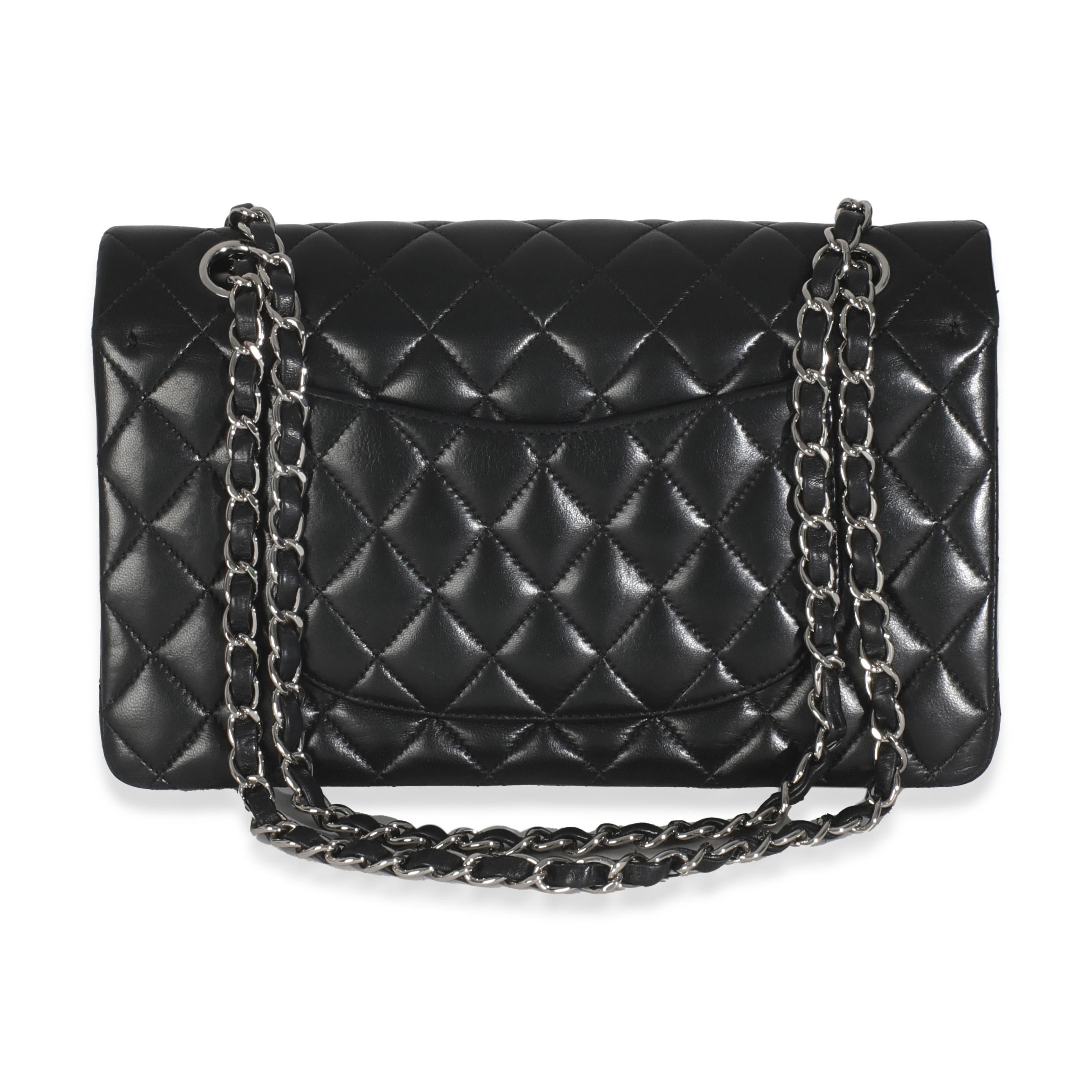 Título del listado: Chanel Bolso Clásico Negro Acolchado Piel de Cordero Doble Solapa Mediano
SKU: Z146030
Estado: Seminuevo 
Descripción del estado: Un clásico atemporal que nunca pasa de moda, el bolso con solapa de Chanel se remonta a 1955 y ha