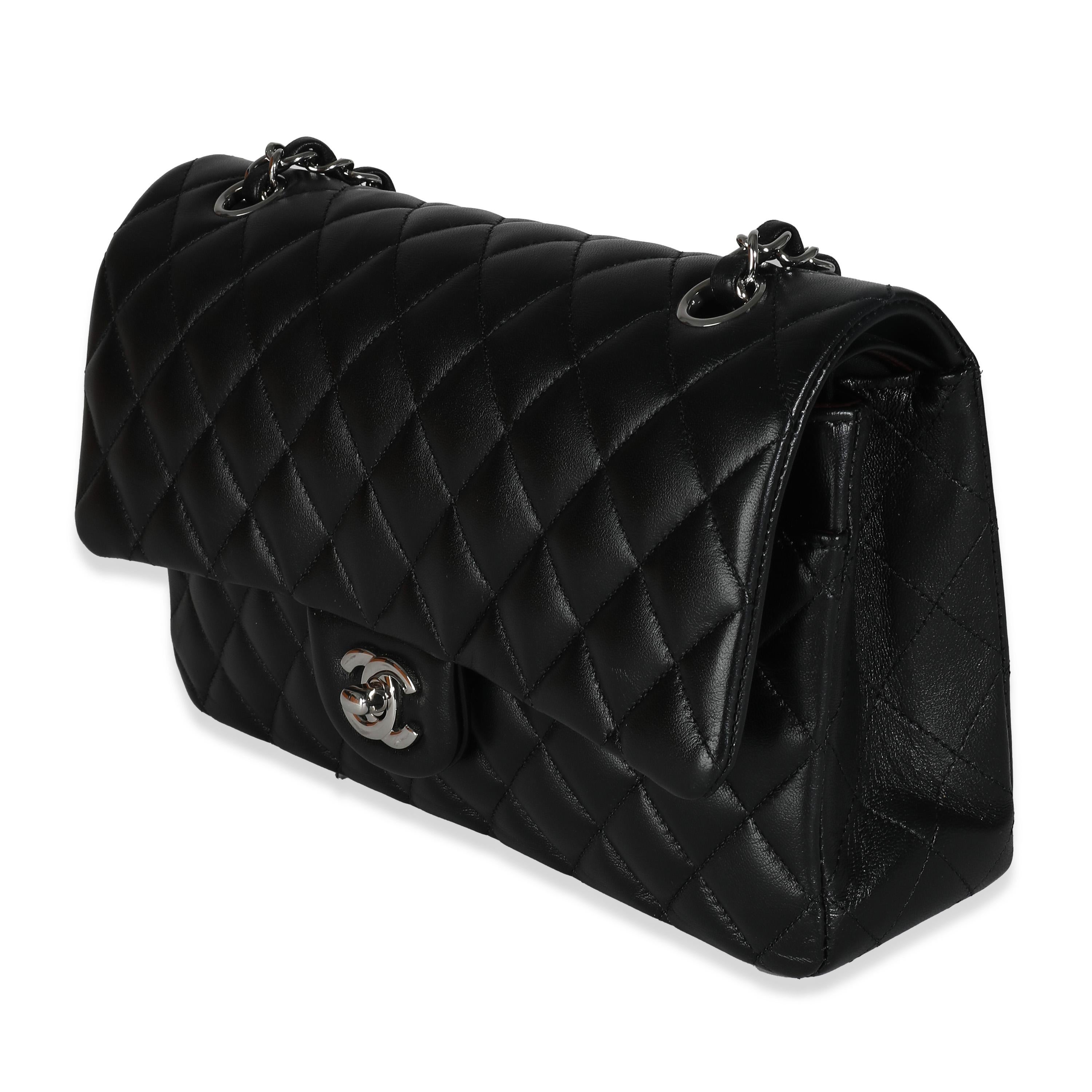 Chanel Schwarze klassische Tasche aus gestepptem Lammfell mit doppelter Klappe im Zustand „Hervorragend“ im Angebot in New York, NY