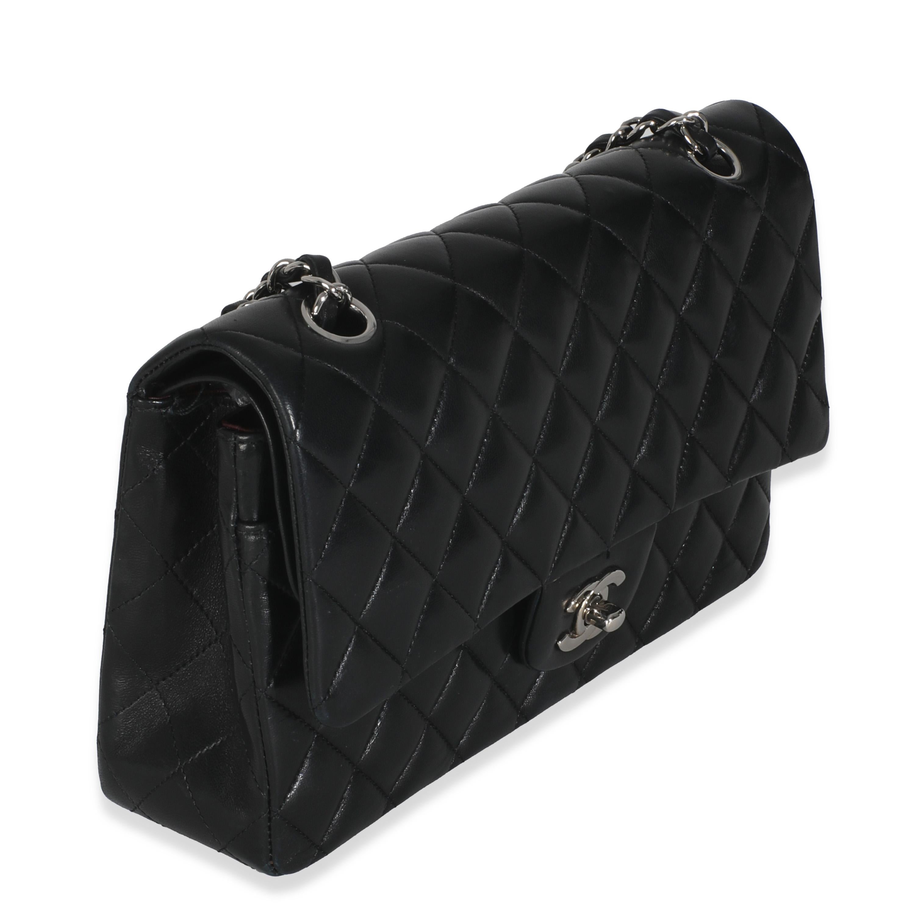 Chanel Negro Piel de cordero acolchada Bolso clásico mediano con doble solapa en Excelente estado para la venta en New York, NY
