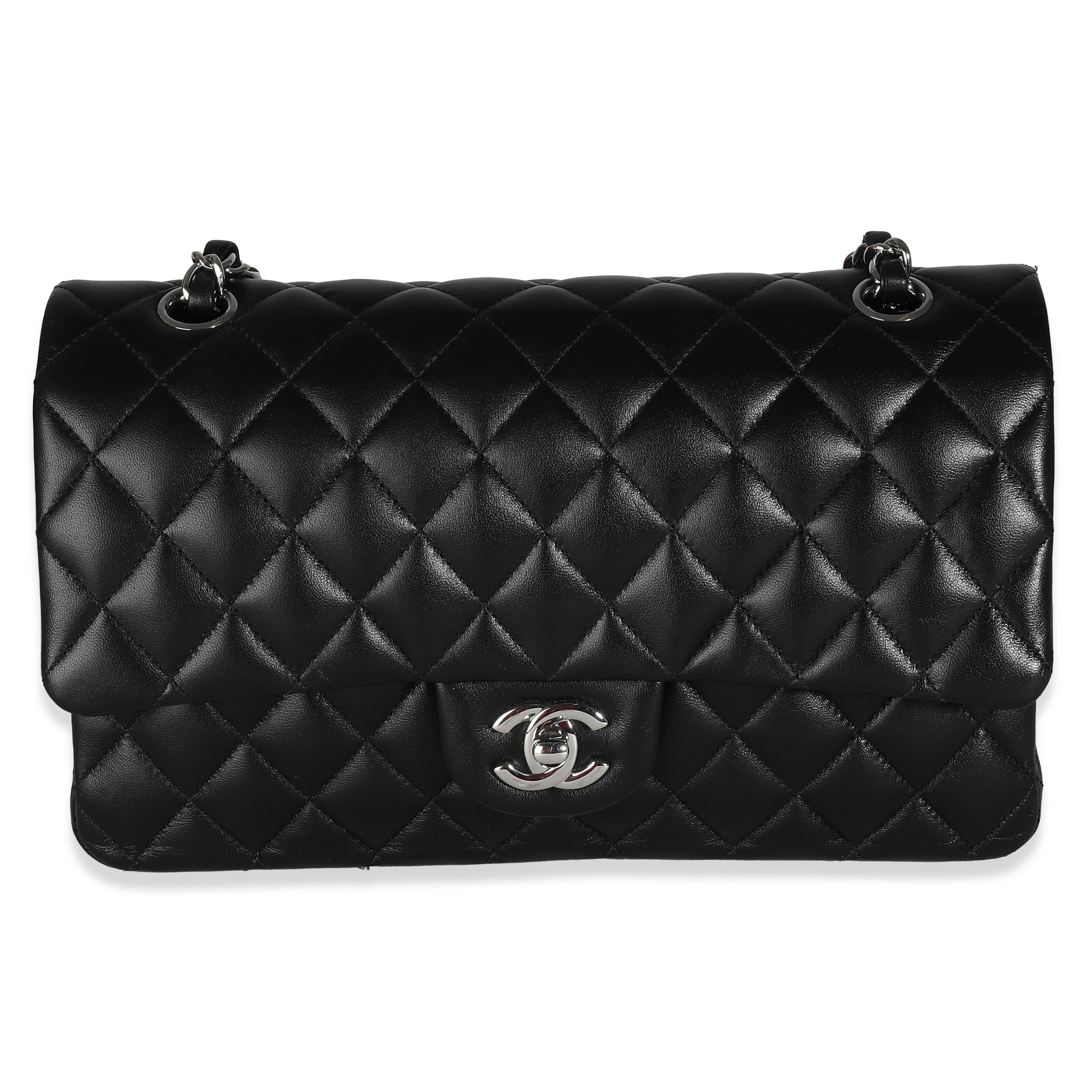 Chanel Schwarze klassische Tasche aus gestepptem Lammfell mit doppelter Klappe für Damen oder Herren im Angebot