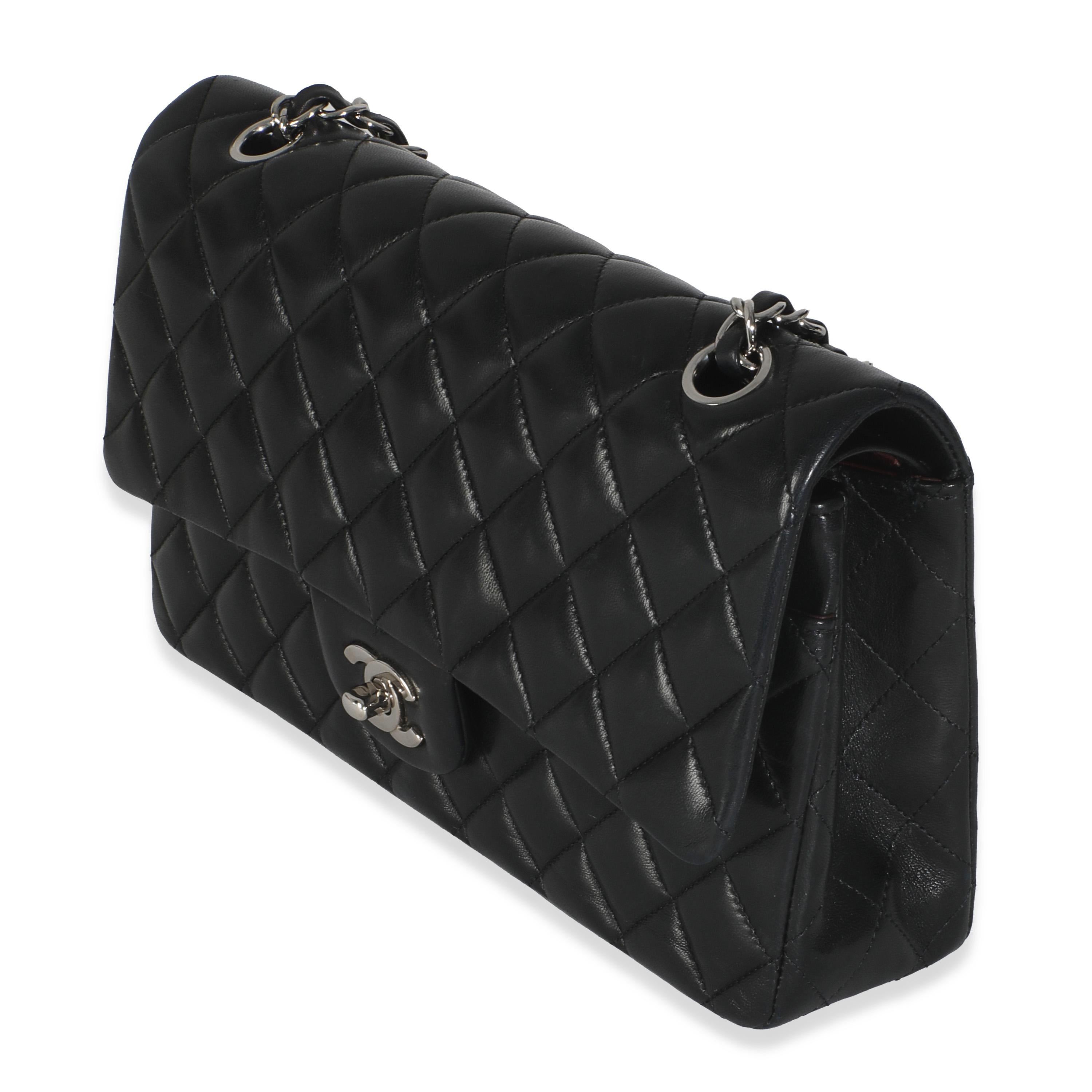 Femenino o masculino Chanel Negro Piel de cordero acolchada Bolso clásico mediano con doble solapa en venta