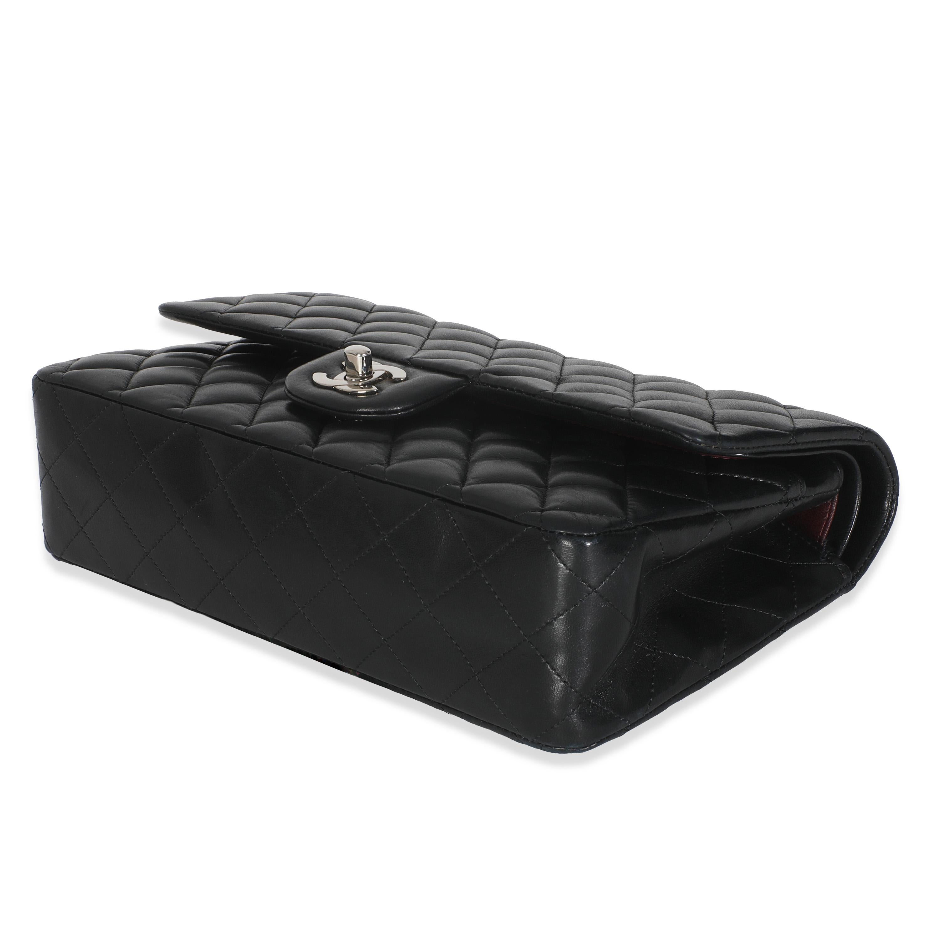 Chanel Negro Piel de cordero acolchada Bolso clásico mediano con doble solapa en venta 1