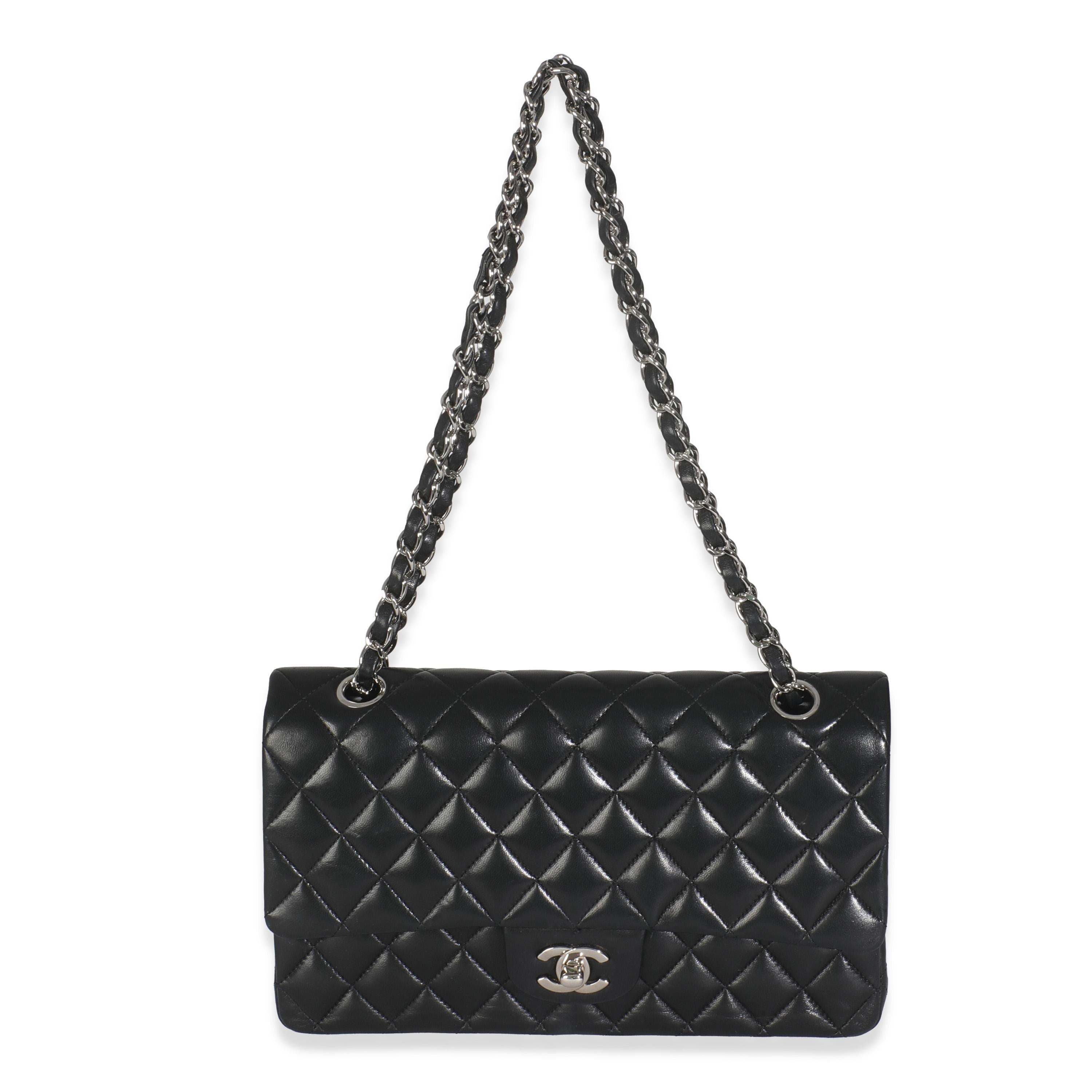 Chanel Negro Piel de cordero acolchada Bolso clásico mediano con doble solapa en venta 2