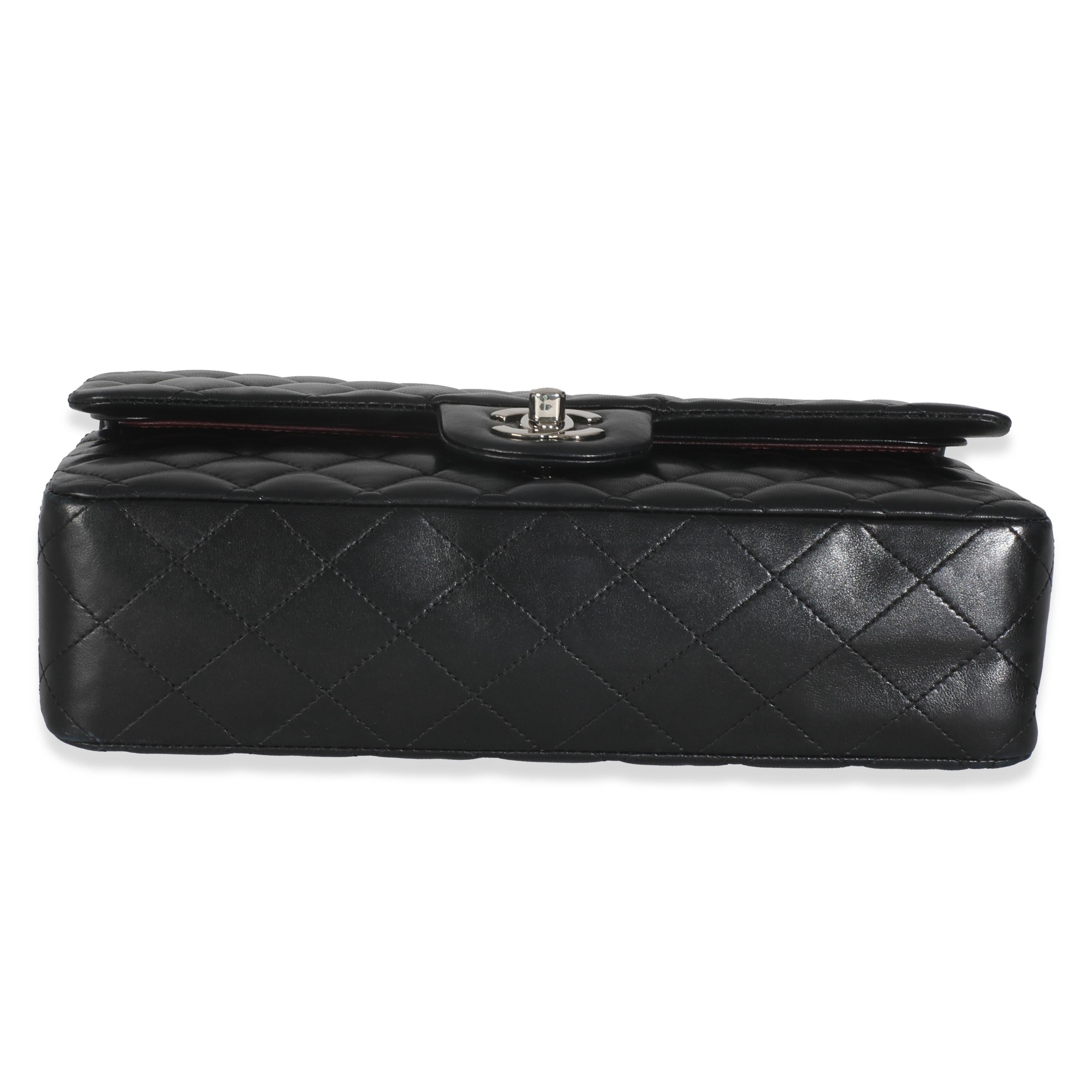 Chanel Negro Piel de cordero acolchada Bolso clásico mediano con doble solapa en venta 4
