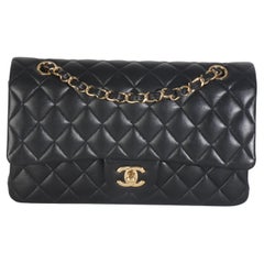 Chanel - Sac à double rabat classique de taille moyenne en cuir d
agneau matelassé noir