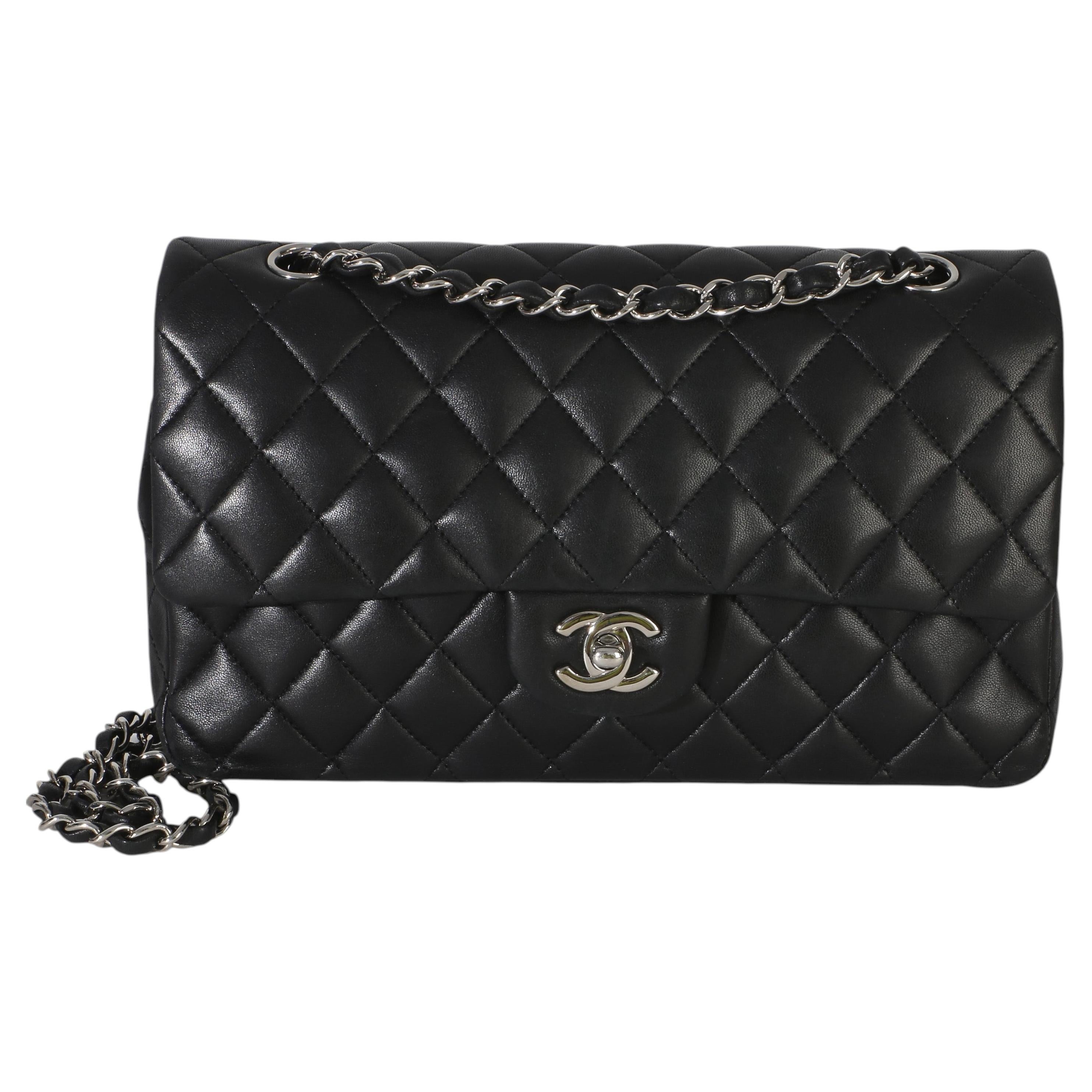 Chanel Schwarze klassische Tasche aus gestepptem Lammfell mit doppelter Klappe im Angebot