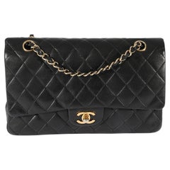 Chanel - Sac à double rabat classique de taille moyenne en cuir d'agneau matelassé noir