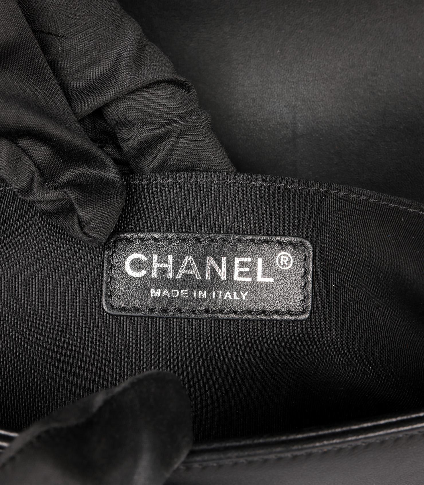 Chanel nera trapuntata in pelle d'agnello media Le Boy in vendita 4