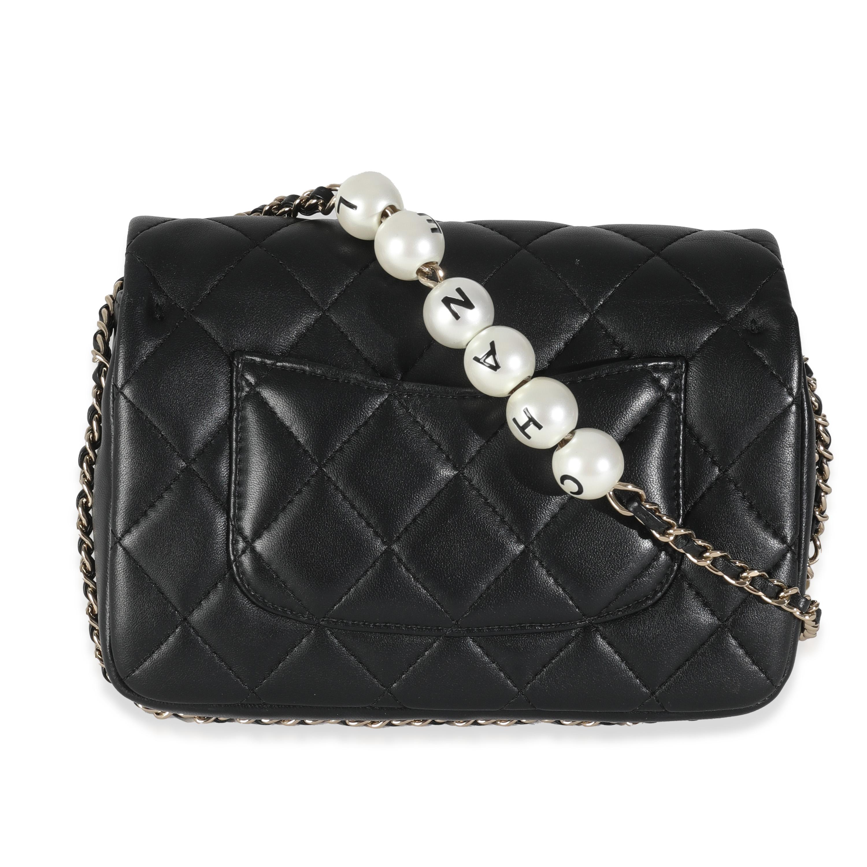 Auflistung Titel: Chanel Schwarzes gestepptes Lammfell Mini My Precious Pearls Flap Bag
SKU: 144489
Zustand: Gebraucht 
Beschreibung des Zustands: Die Überschlagtasche von Chanel ist ein zeitloser Klassiker, der nie aus der Mode kommt. Sie stammt