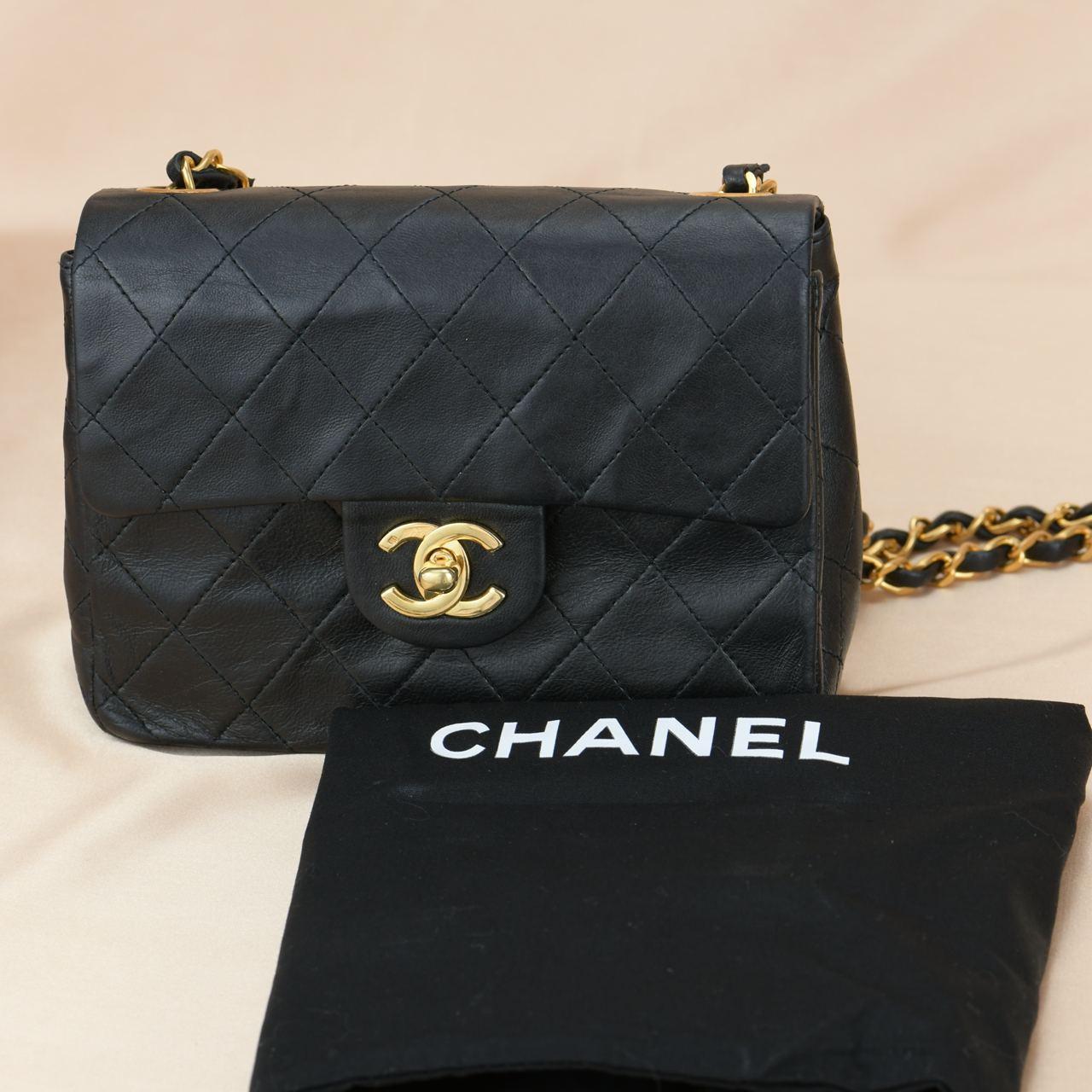 Dandelion Code	AT-1015
Brand	Chanel
Model	Timeless
Serial No.	10******
Colour	Black
Date	Approx. 1990
Metal	Gold
Material	Lambskin
Measurements	Approx. 18 x 13 x 6.5 cm
Condition	Good 
Comes with	Chanel Dust bag and authentic Card

Every piece