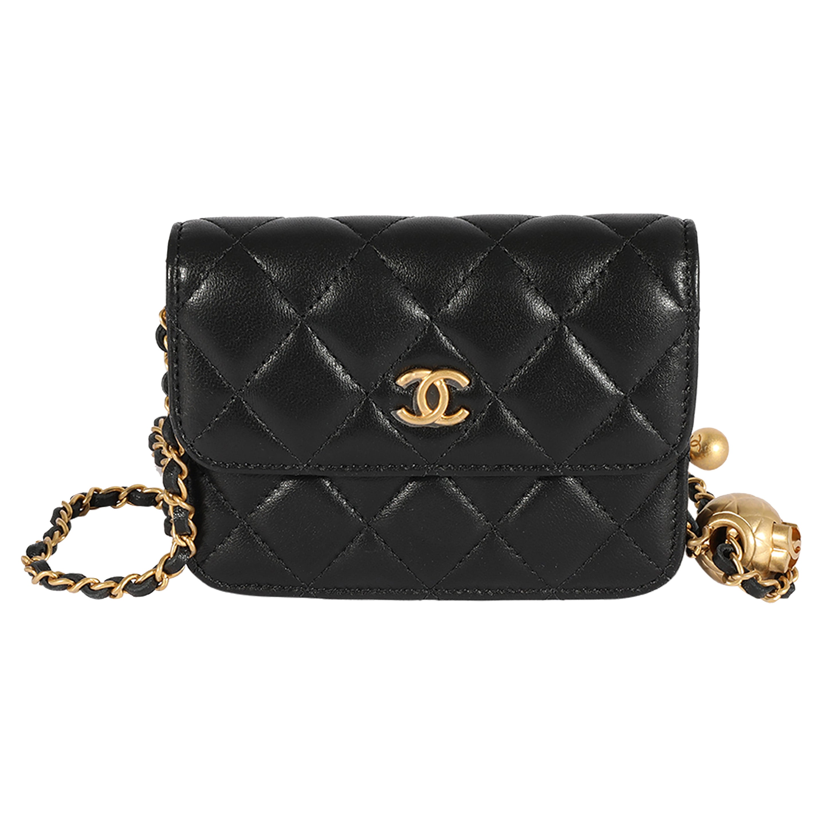 Chanel Schwarze gesteppte Lammfell-Perlen-Clutch mit Kette