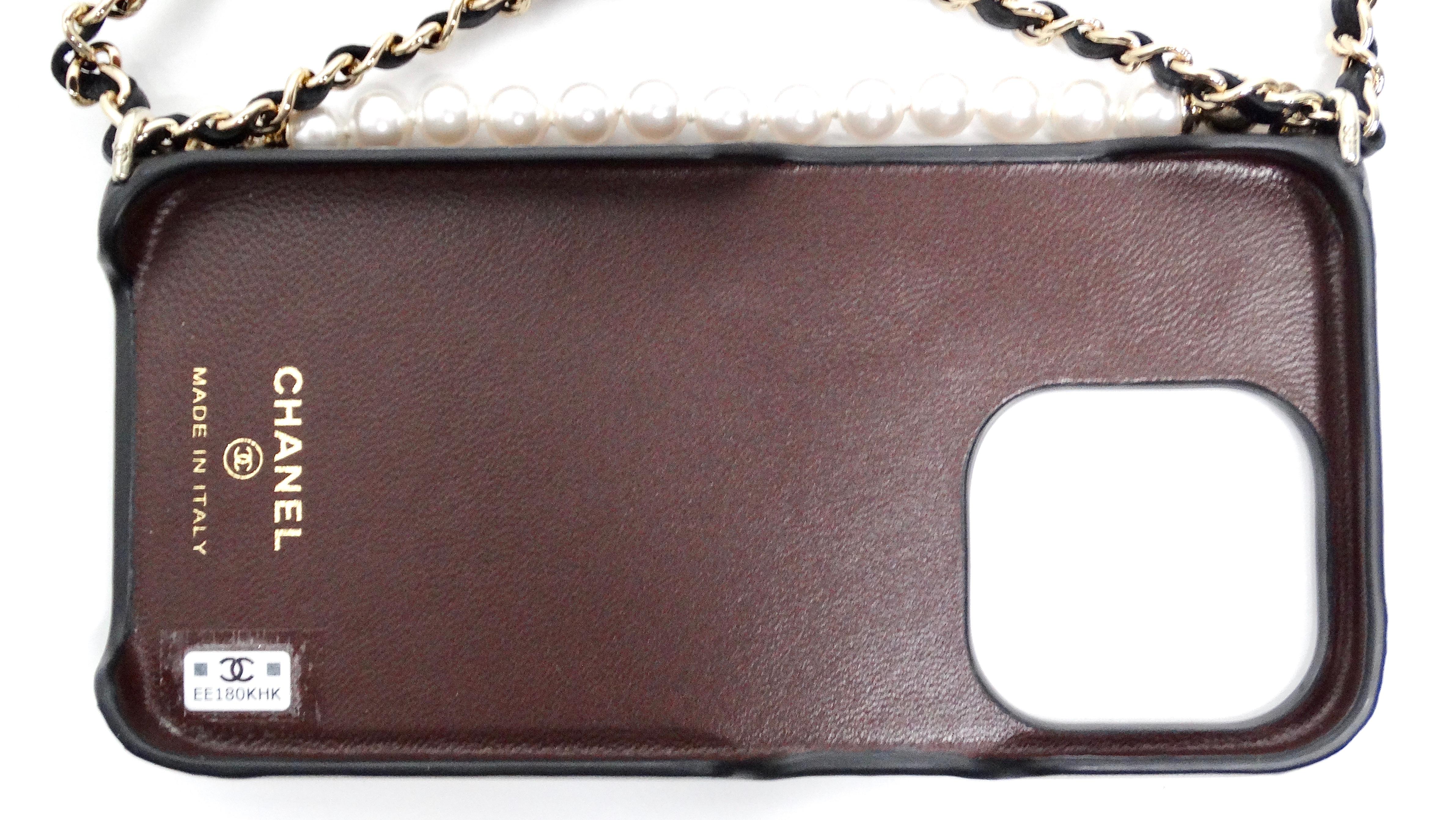 Chanel Black Quilted Lambskin Pearl Crush iPhone 15 Pro Case With Chain en vente 1