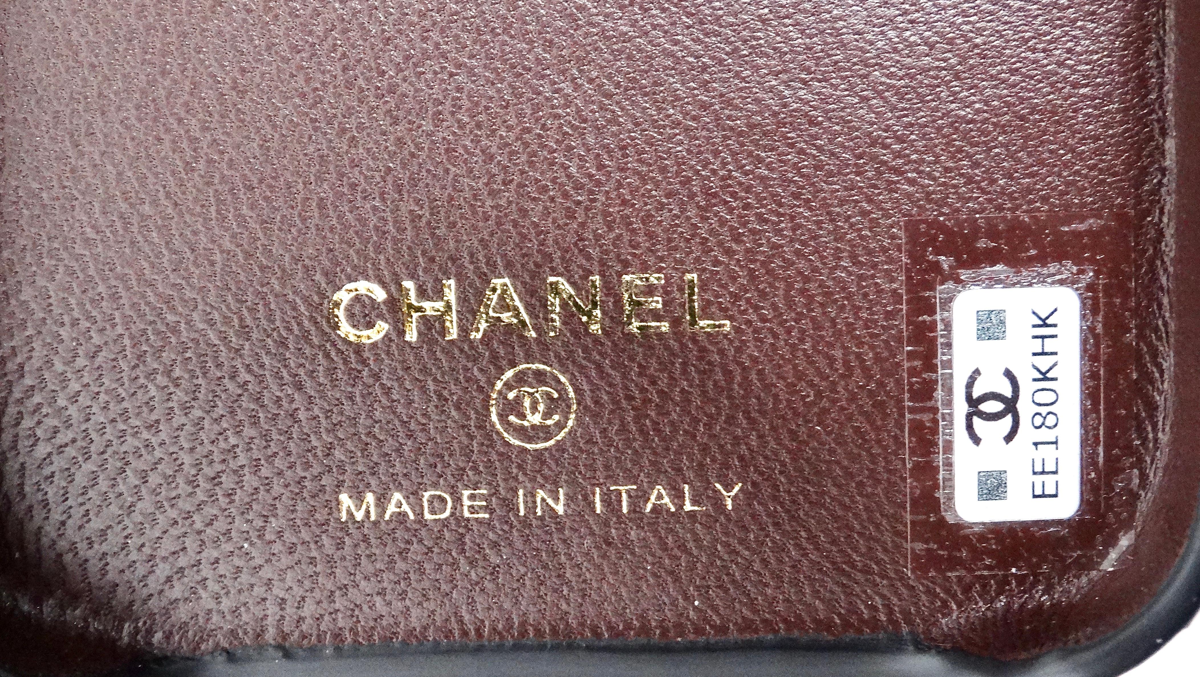 Chanel Black Quilted Lambskin Pearl Crush iPhone 15 Pro Case With Chain en vente 2