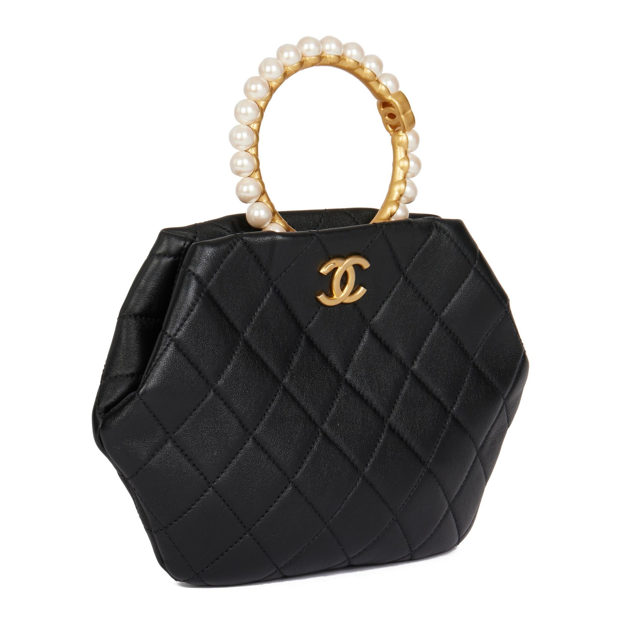 CHANEL
Black Quilted Lambskin Pearl Handle Clutch 

Xupes Reference: HB4656
Serial Number: C39UE3A7
Age (Circa): 2022
Accompanied By: Chanel Dust Bag, Box, Care Booklet
Authenticity Details: Microchip (Made in Italy)
Gender: Ladies
Type: Top Handle,