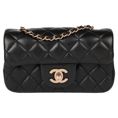 Chanel Schwarze rechteckige extra-Mini-Klappentasche aus gestepptem Lammfell