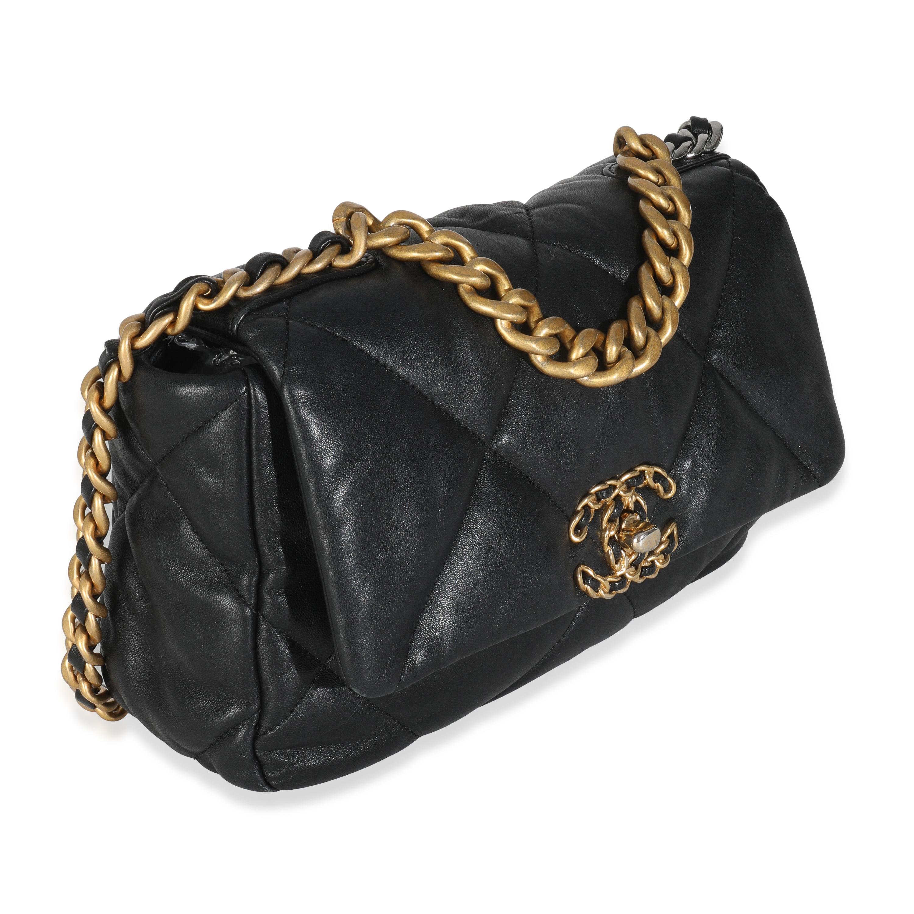 Auflistung Titel: Chanel Schwarzes gestepptes Lammfell Kleine Chanel 19 Klappentasche
SKU: 147423
MSRP: 6900.00 USD
Zustand: Gebraucht 
Beschreibung des Zustands: Ganz im Sinne von Chanel wurde die mittelgroße Coco Henkeltasche nach der Gründerin