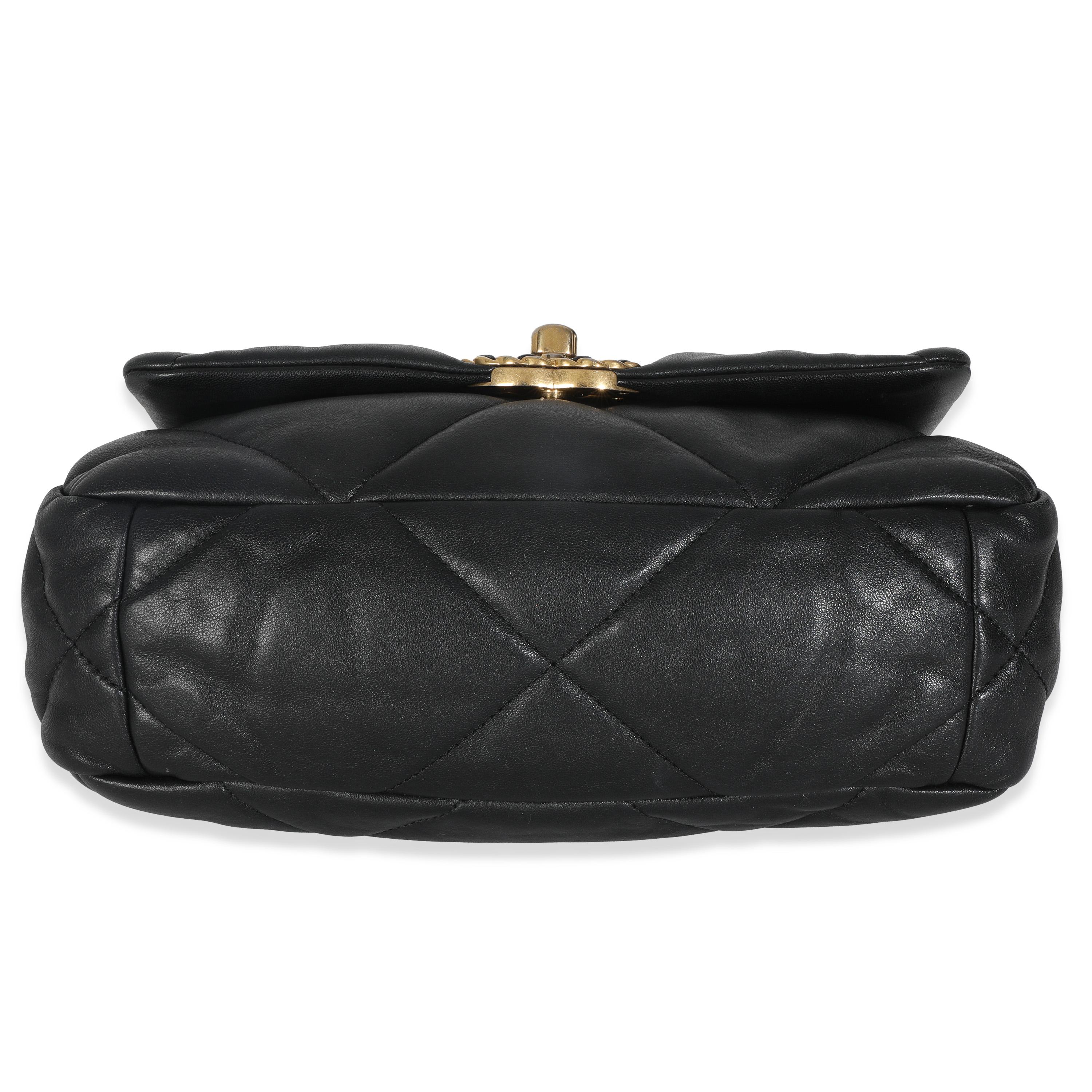 Chanel Schwarzes gestepptes Lammfell Kleine Chanel 19 Klappe Tasche für Damen oder Herren im Angebot