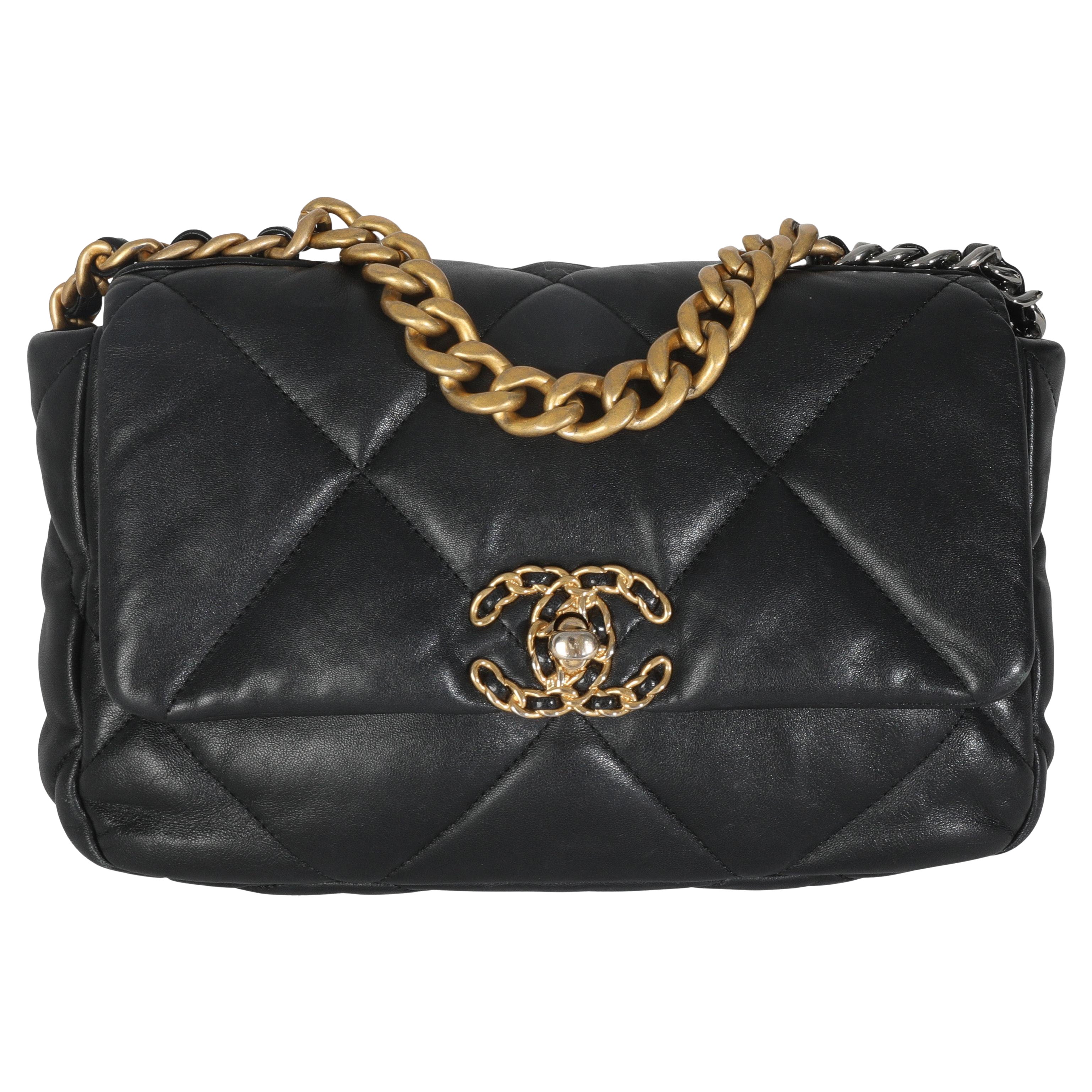 Petit sac à rabat Chanel 19 en cuir d
agneau matelassé noir