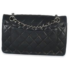 Chanel - Petit sac classique à double rabat en cuir d'agneau matelassé noir