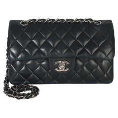 Chanel - Petit sac classique à double rabat en cuir d'agneau matelassé noir