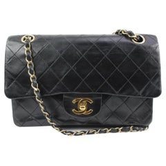 Chanel Schwarze gesteppte Lammfell-Tasche mit kleiner Klappe und Goldkette 40c21s