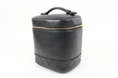 Chanel Schwarzes gestepptes Lammfell Vertikale Vanity Case 27ck311s