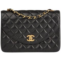 Chanel - Sac à main classique à rabat en cuir d'agneau matelassé - Noir