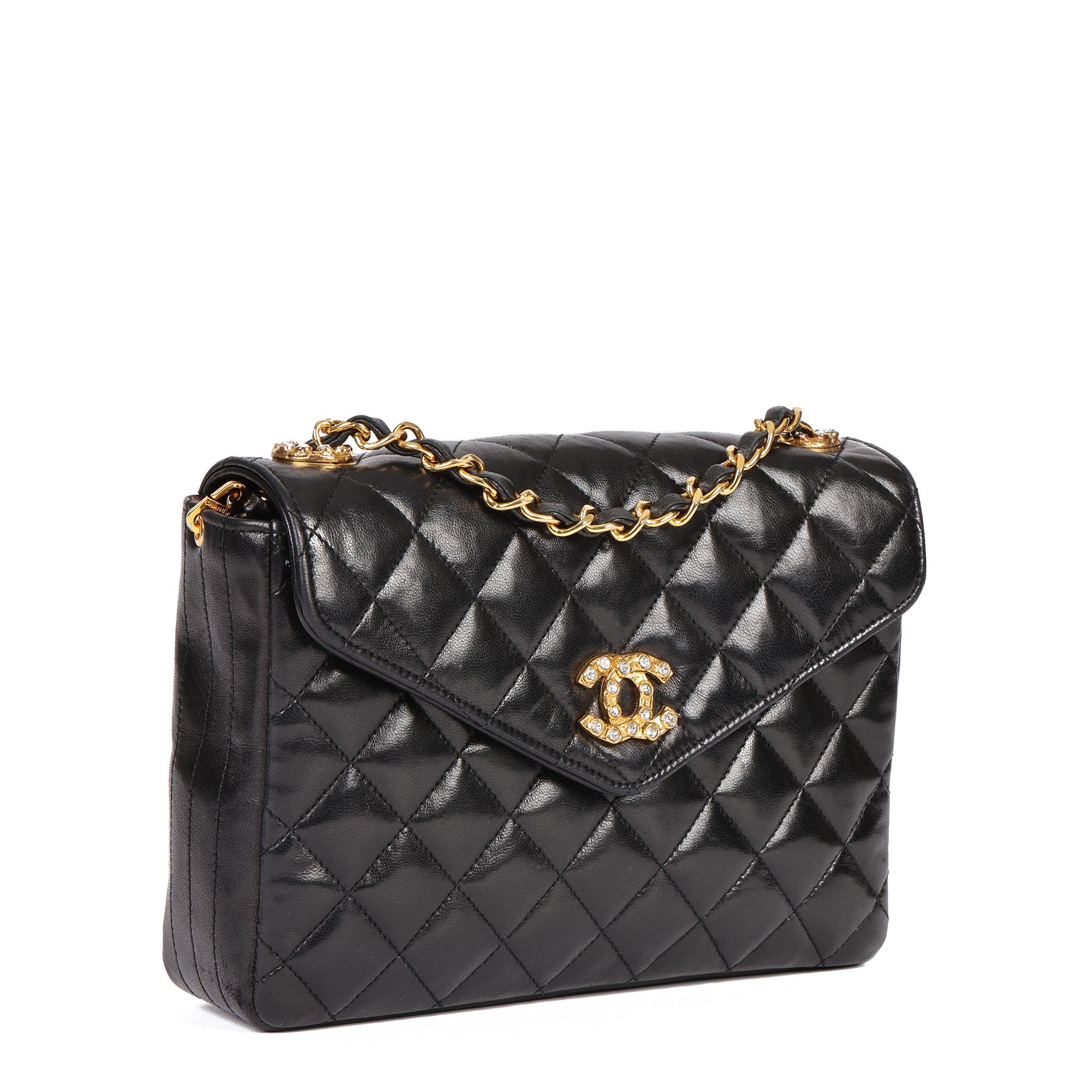 CHANEL
Mini bolso con solapa acolchado negro de piel de cordero Vintage adornado con cristales

Número de serie: 0538367
Edad (circa): 1988
Acompañado de: Bolsa de Chanel, Tarjeta de autenticidad
Detalles de autenticidad: Tarjeta de autenticidad,