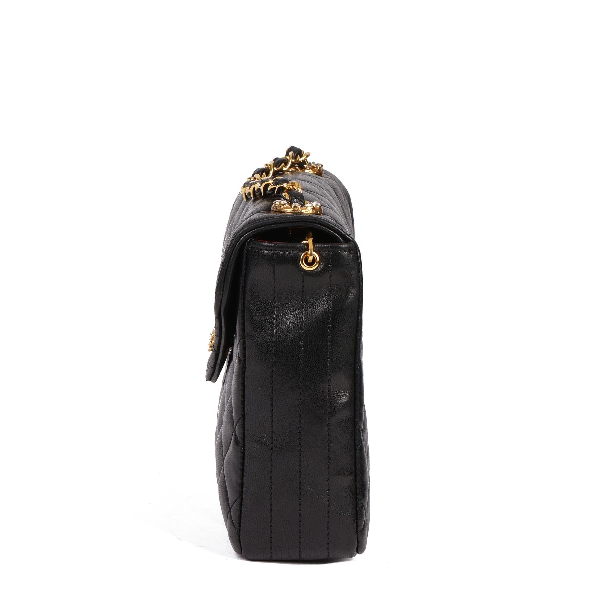 Noir CHANEL Mini sac à rabat vintage en cuir d'agneau matelassé noir orné de cristaux en vente