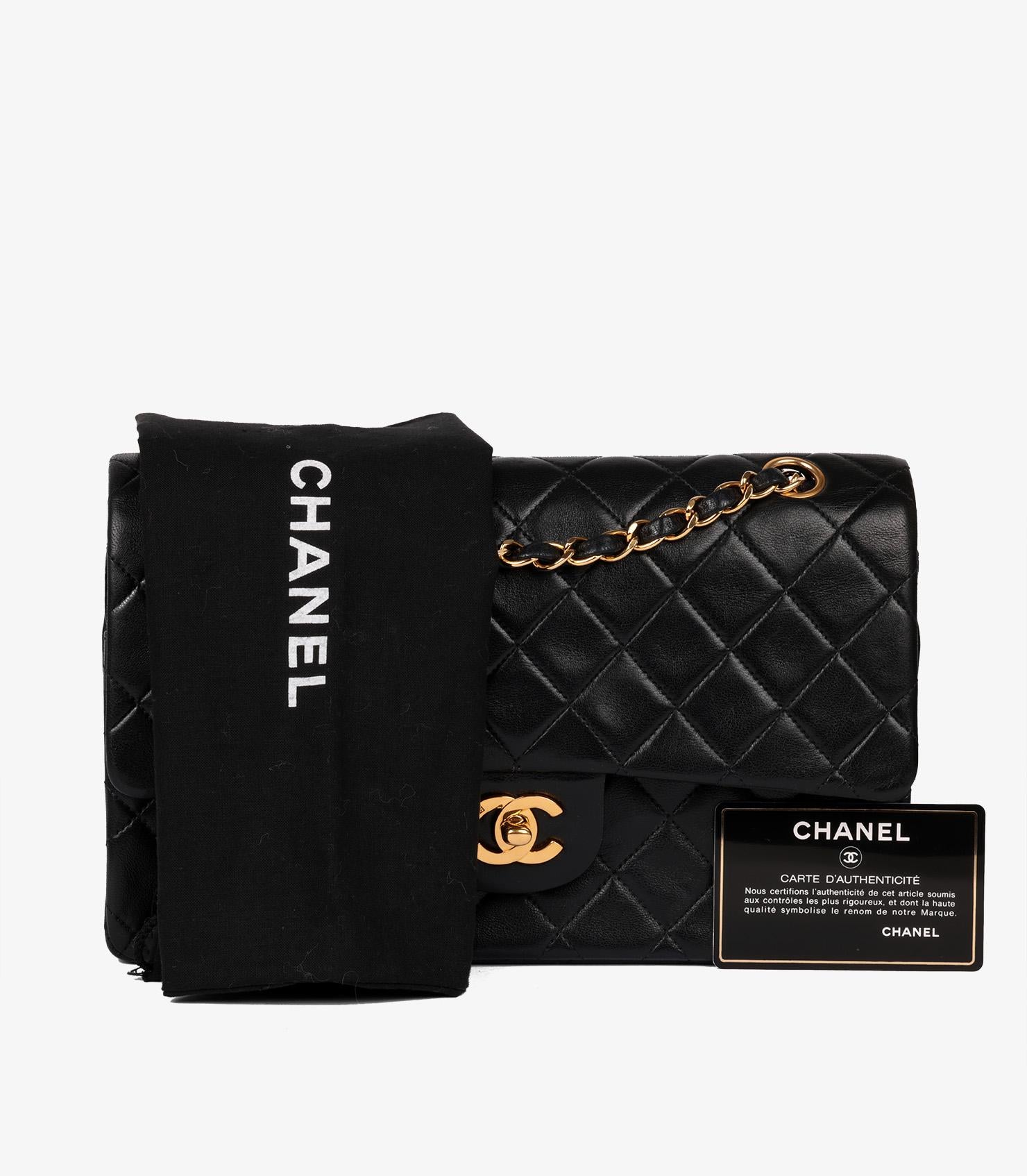 Chanel - Sac à main classique à double rabat en cuir d'agneau matelassé noir - Vintage Medium en vente 5