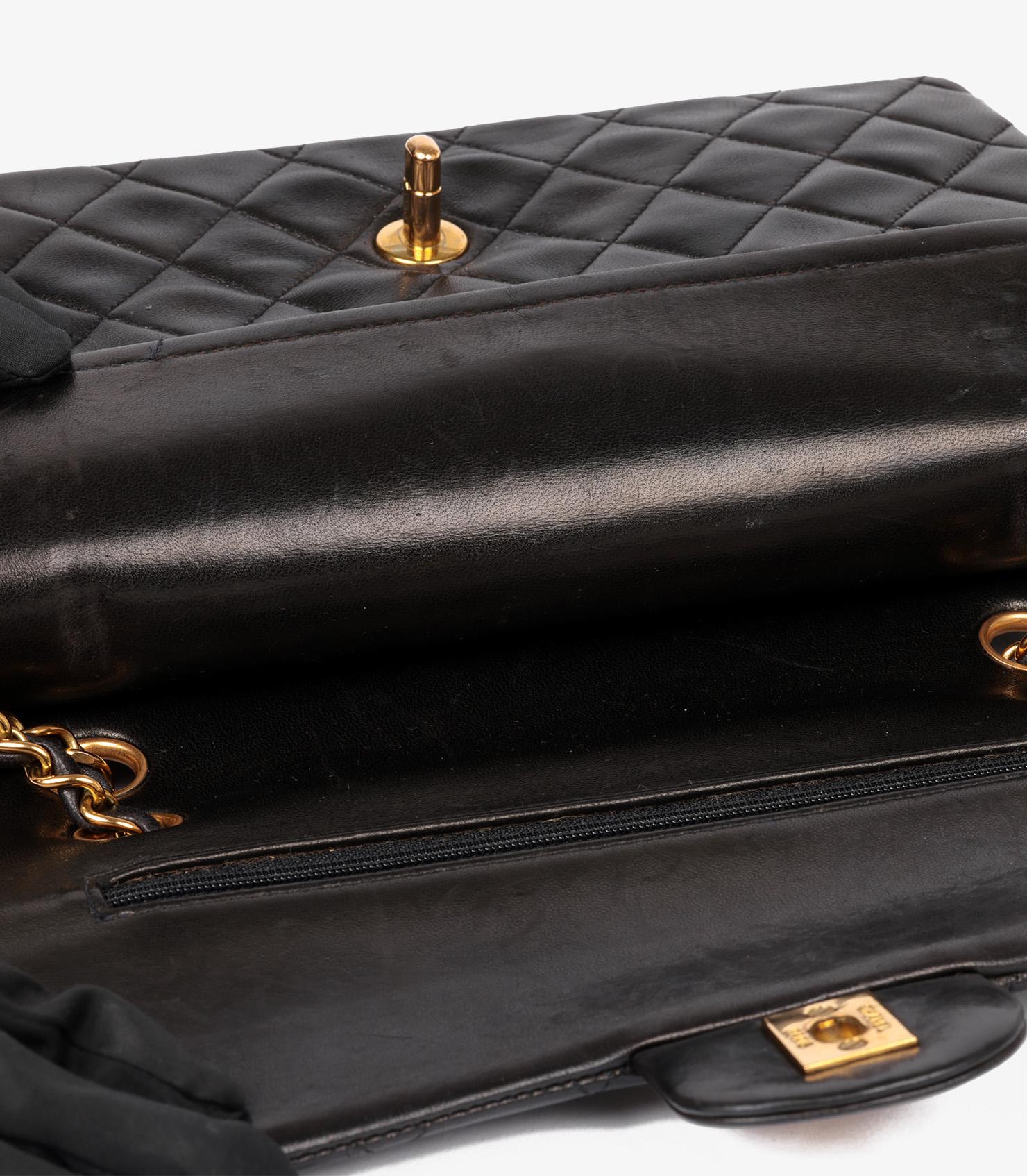 Chanel Bolso Clásico Acolchado Negro Piel de Cordero Vintage Mediano con Doble Solapa 6