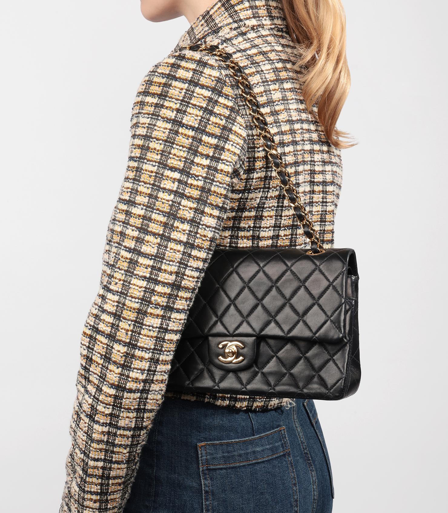 Chanel Bolso Clásico Acolchado Negro Piel de Cordero Vintage Mediano con Doble Solapa

Detalles del producto
Xupes Ref: HB5635
Marca: Chanel
Model No: Bolso Clásico Mediano con Doble Solapa
Tipo: Hombro
Número de serie: 3964293
Edad: 1994
PVP:
