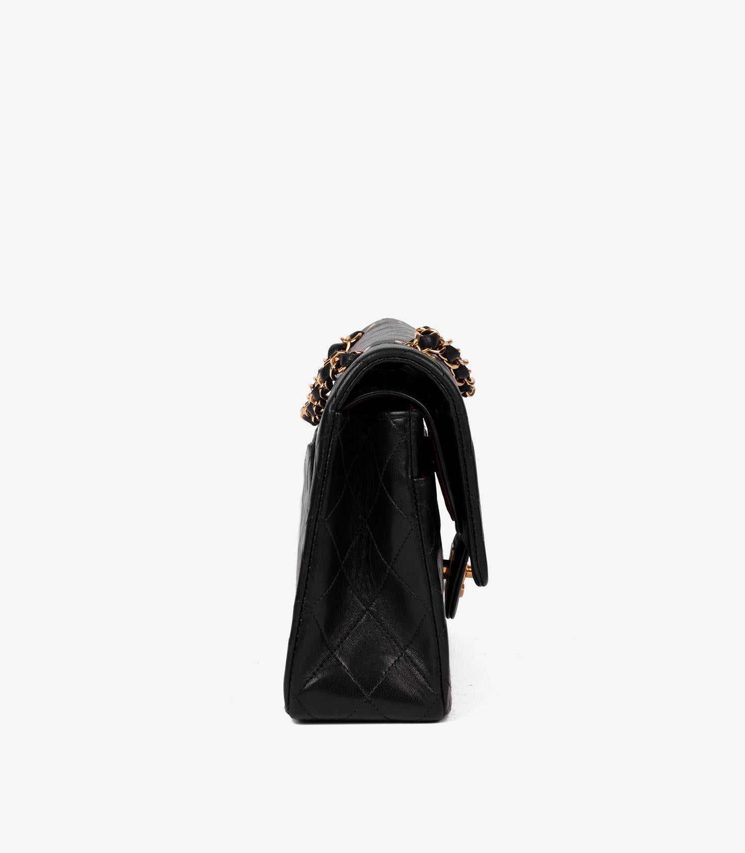 Noir Chanel - Sac à main classique à double rabat en cuir d'agneau matelassé noir - Vintage Medium en vente