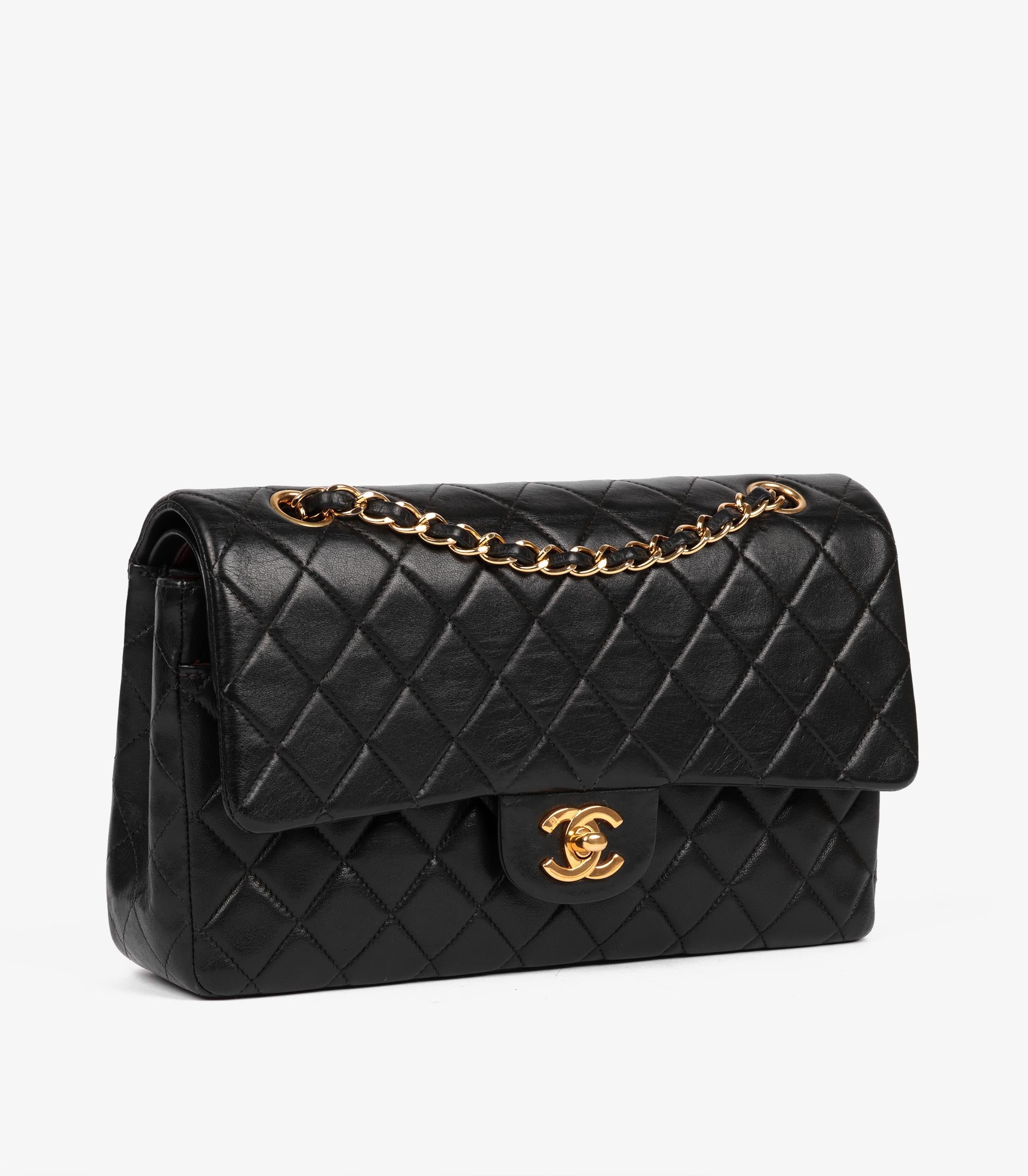 Noir Chanel - Sac à main classique à double rabat en cuir d'agneau matelassé noir - Vintage Medium en vente
