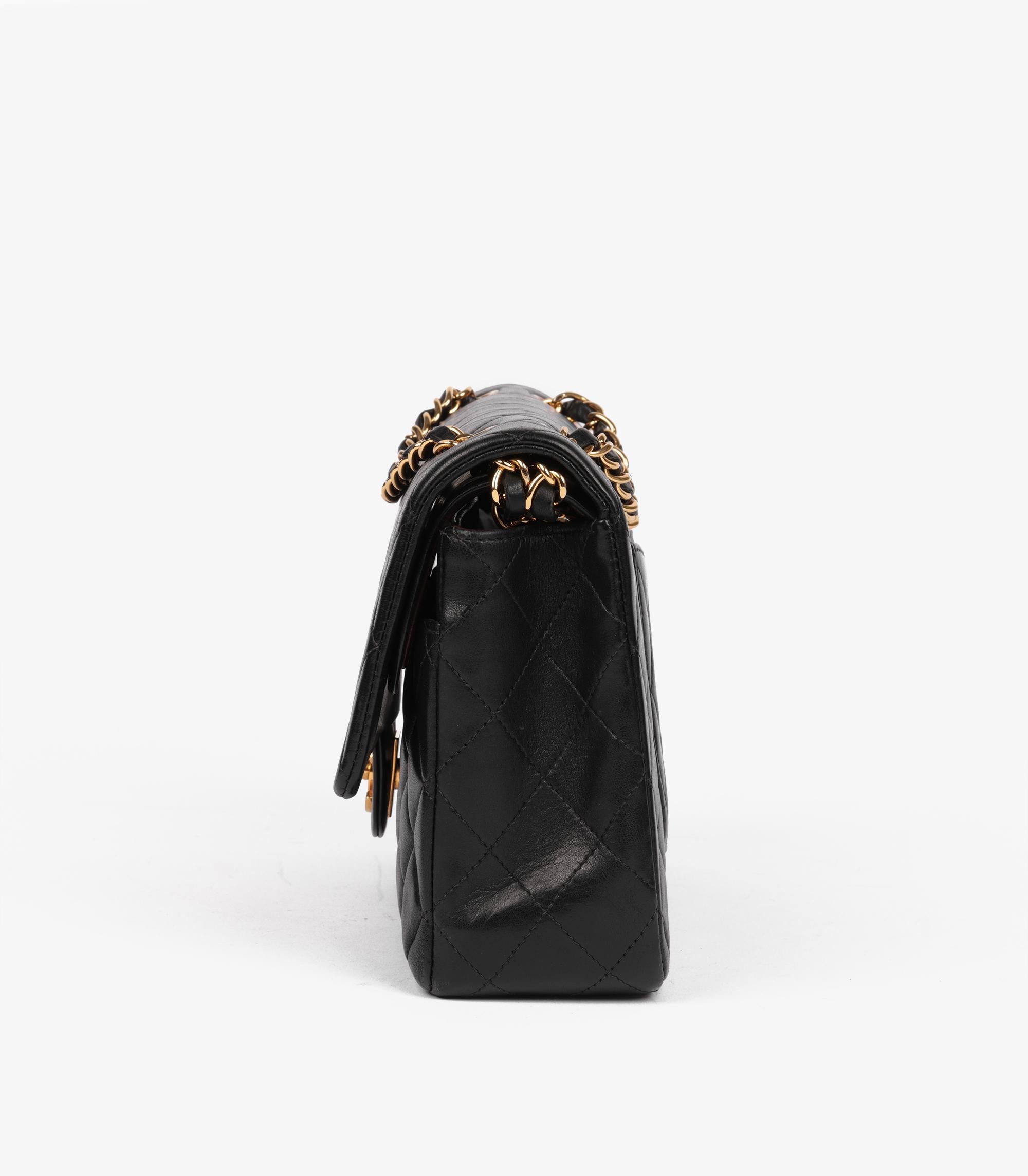 Chanel - Sac à main classique à double rabat en cuir d'agneau matelassé noir - Vintage Medium en vente 1